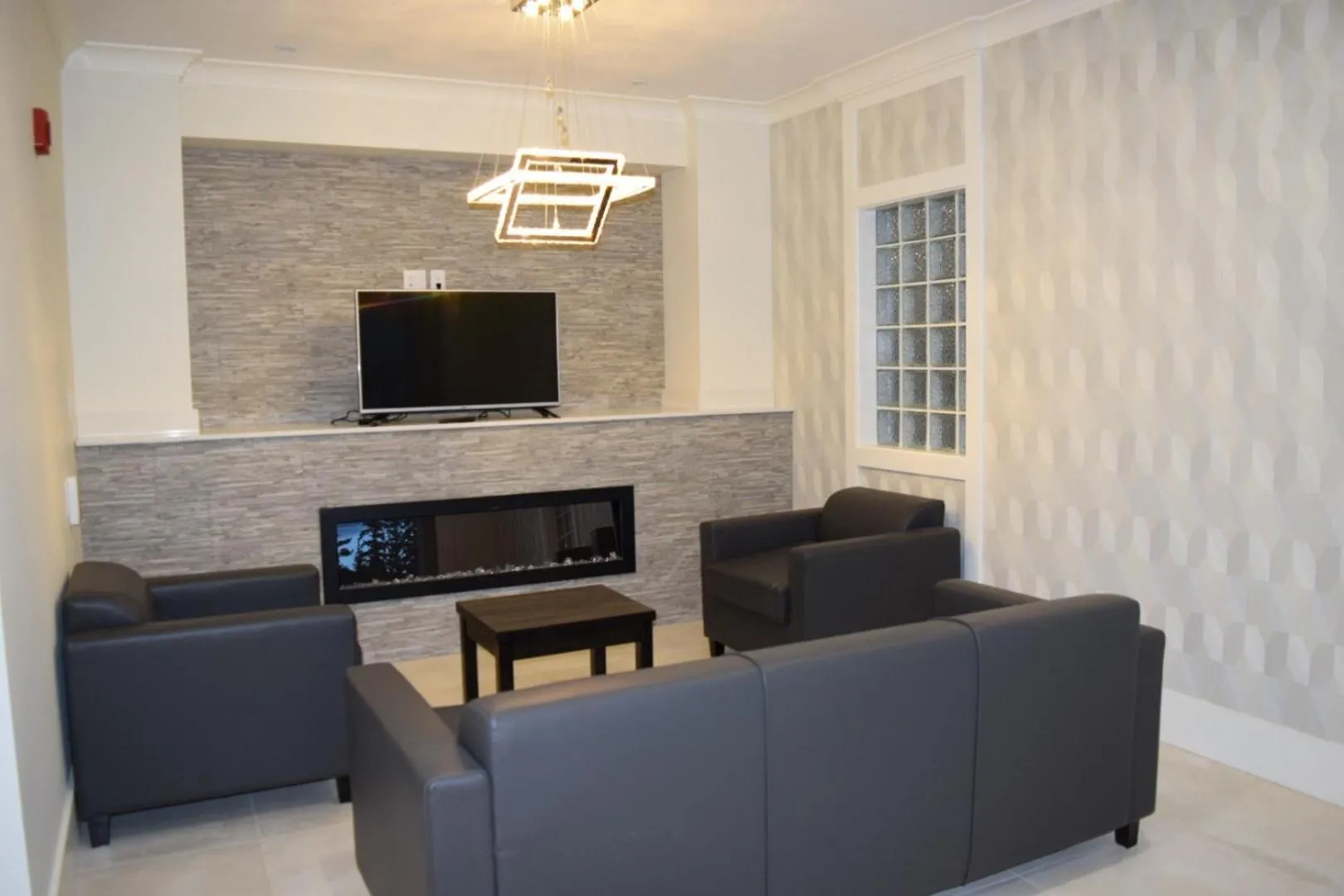 Lobby or reception in Days Inn by Wyndham 100 Mile House