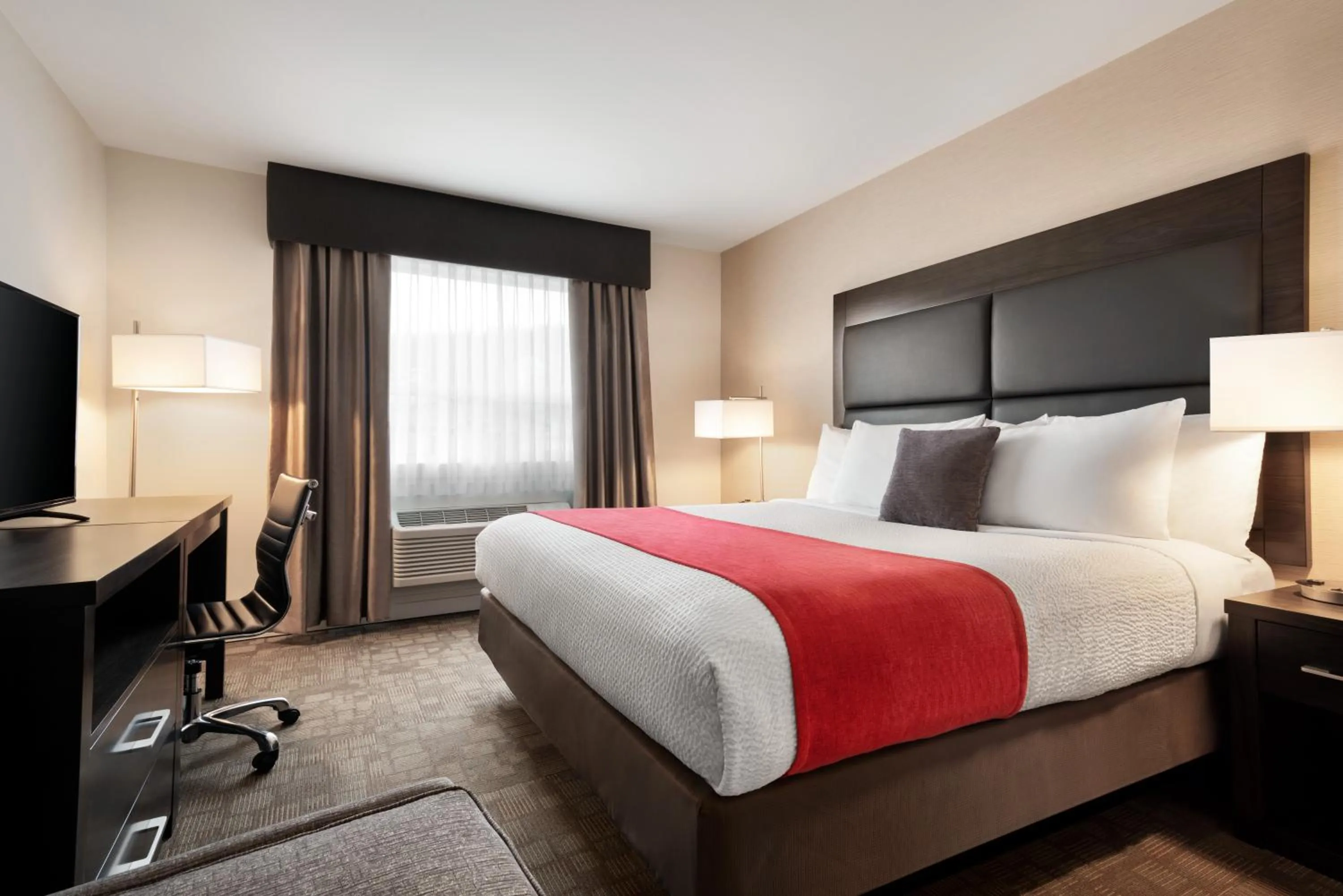 Bedroom, Bed in Days Inn by Wyndham 100 Mile House