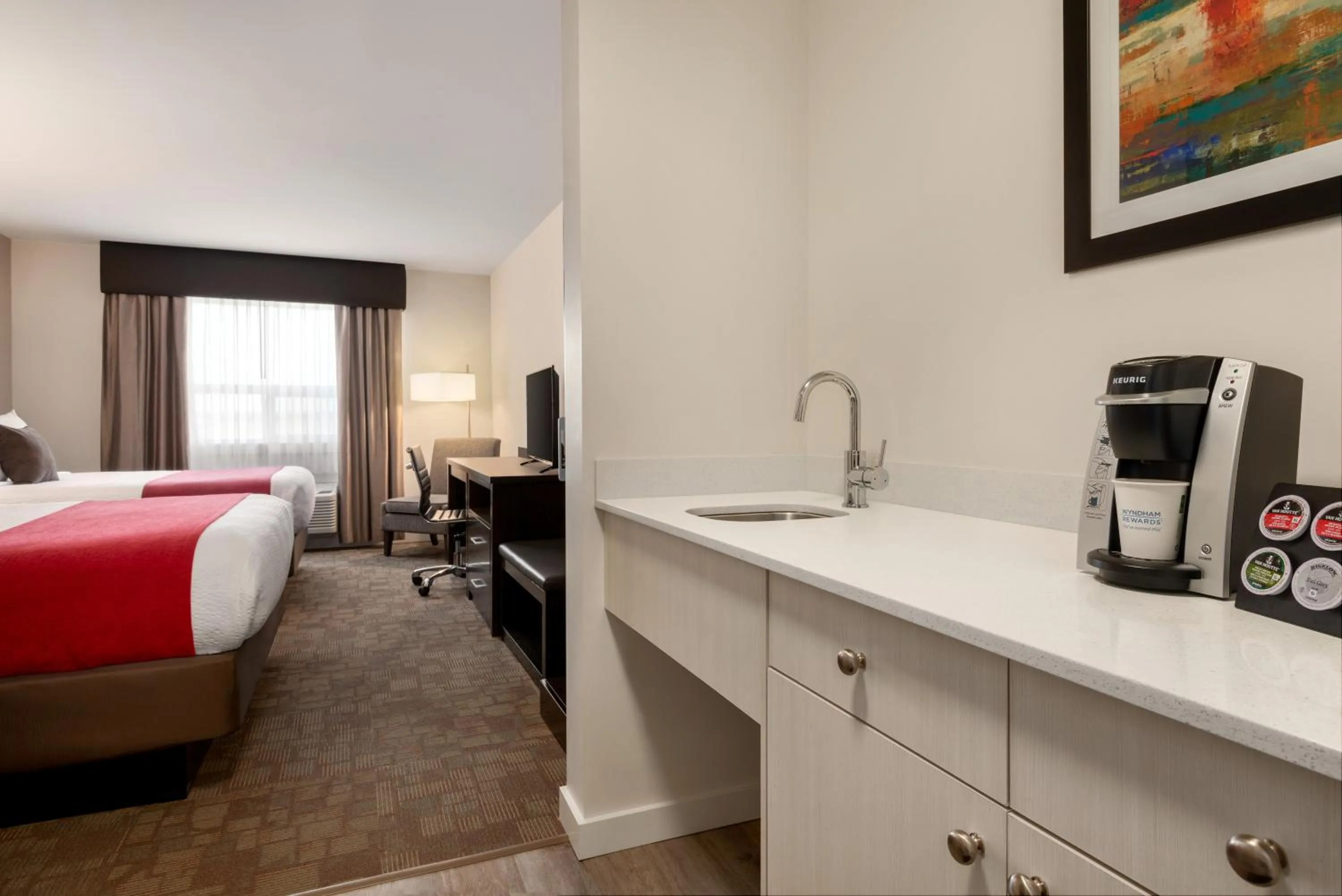 Coffee/tea facilities, Bed in Days Inn by Wyndham 100 Mile House