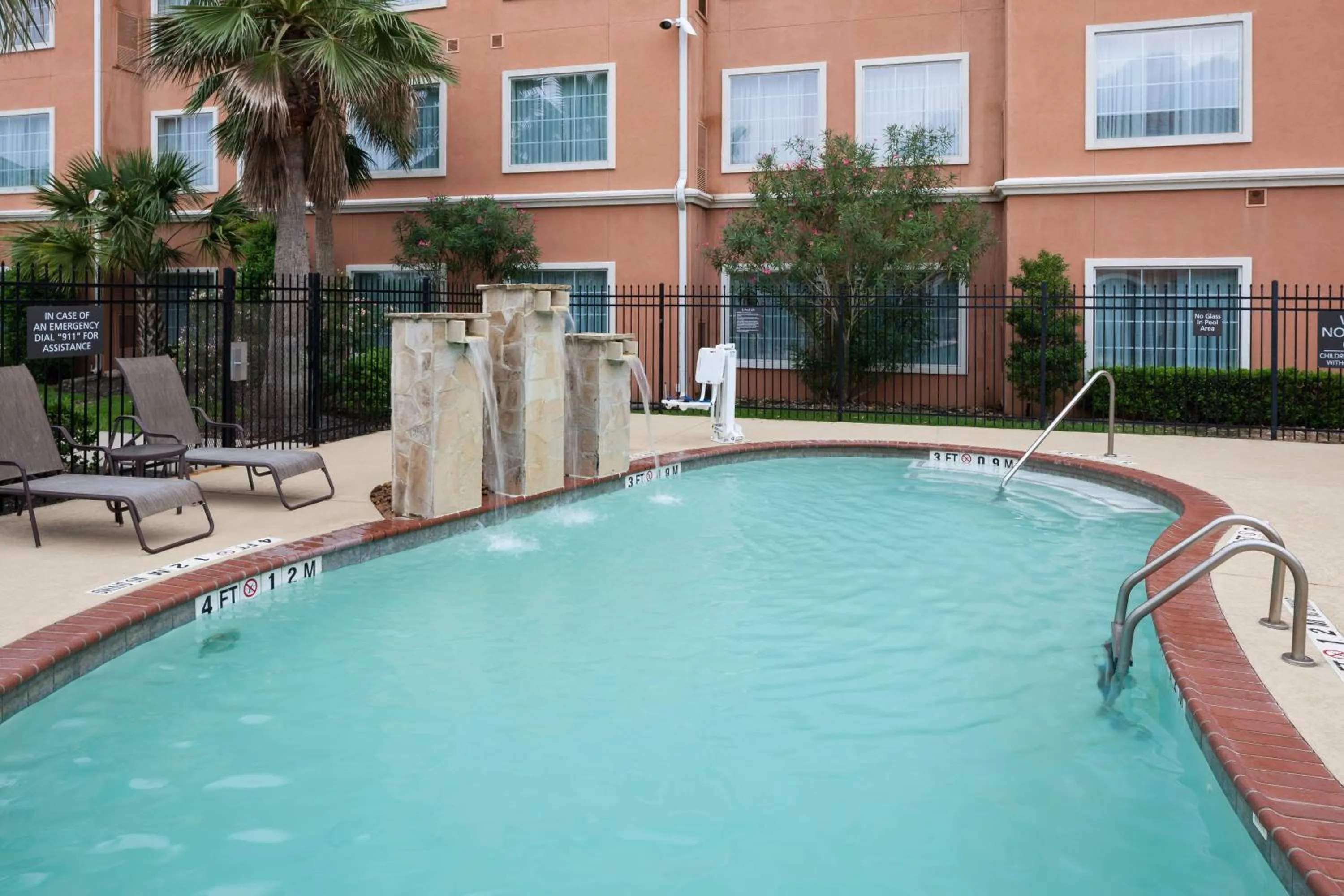 Swimming pool in Residence Inn Beaumont