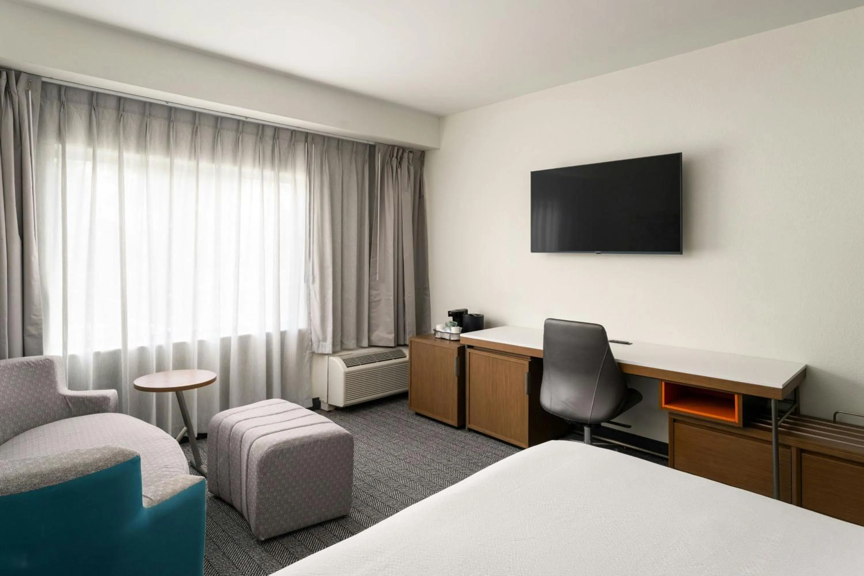 Photo of the whole room, Bed in Courtyard Brunswick