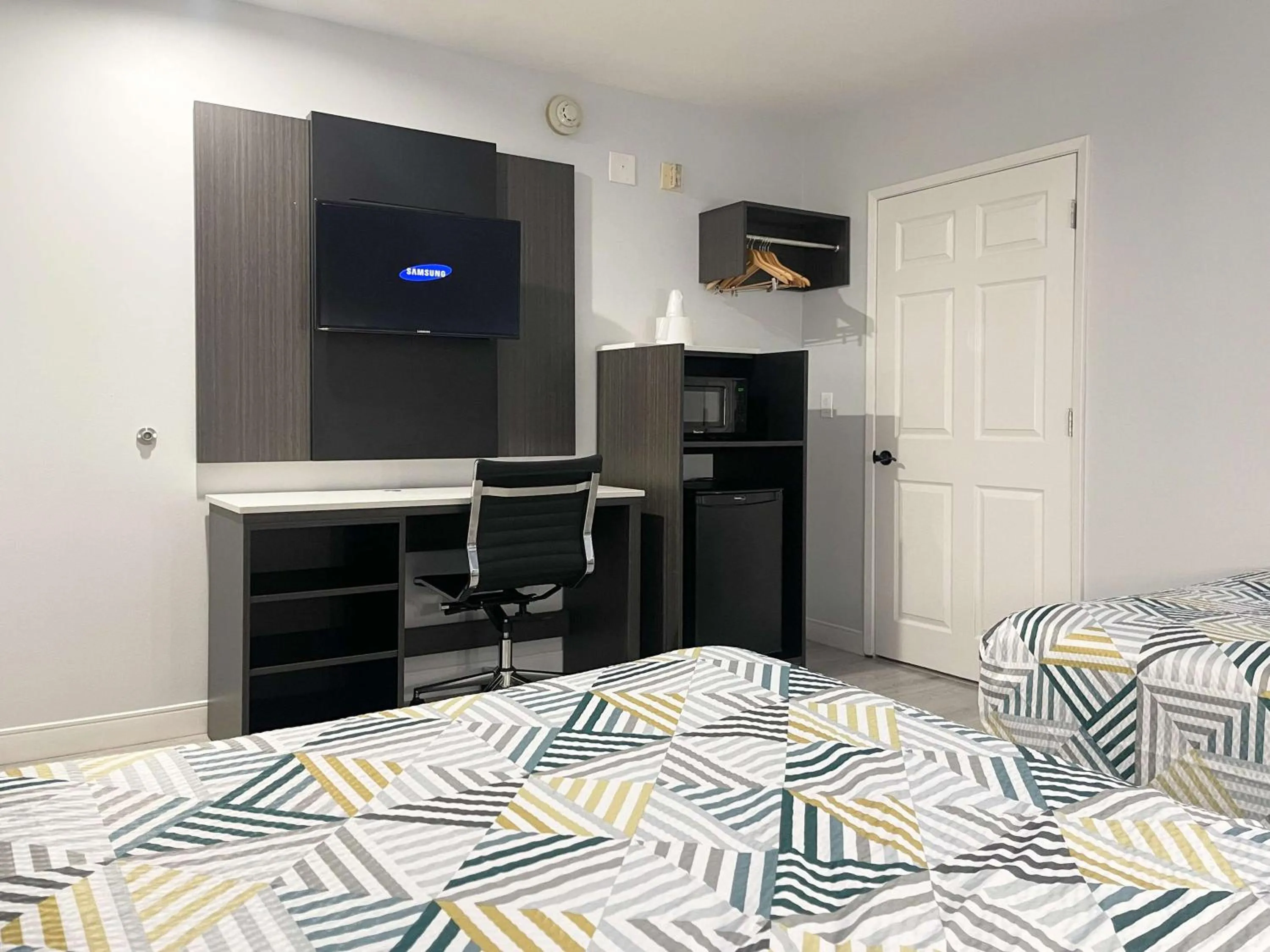 Bedroom, Bed in Motel 6-Morro Bay, CA