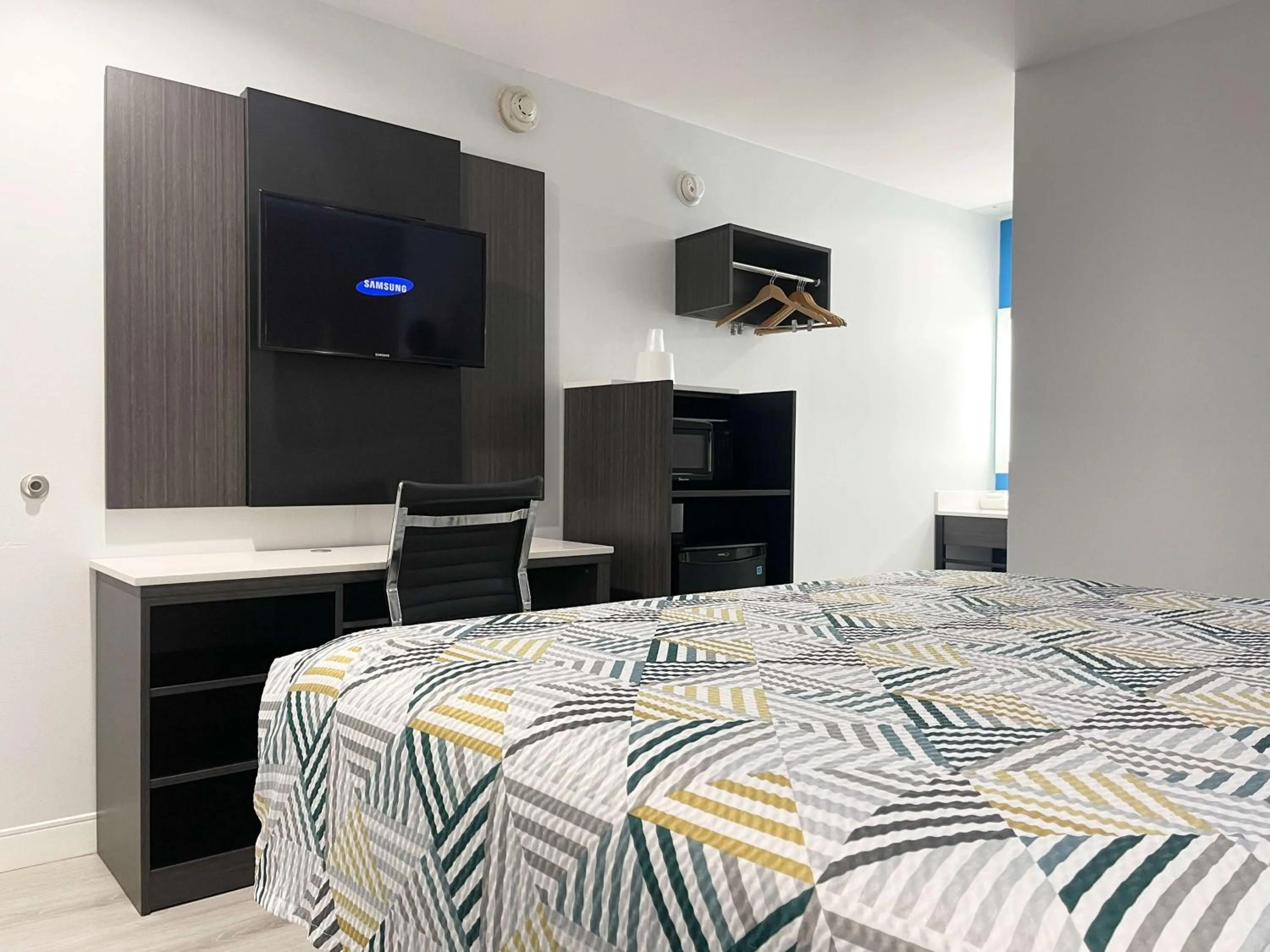 Bedroom, Bed in Motel 6-Morro Bay, CA