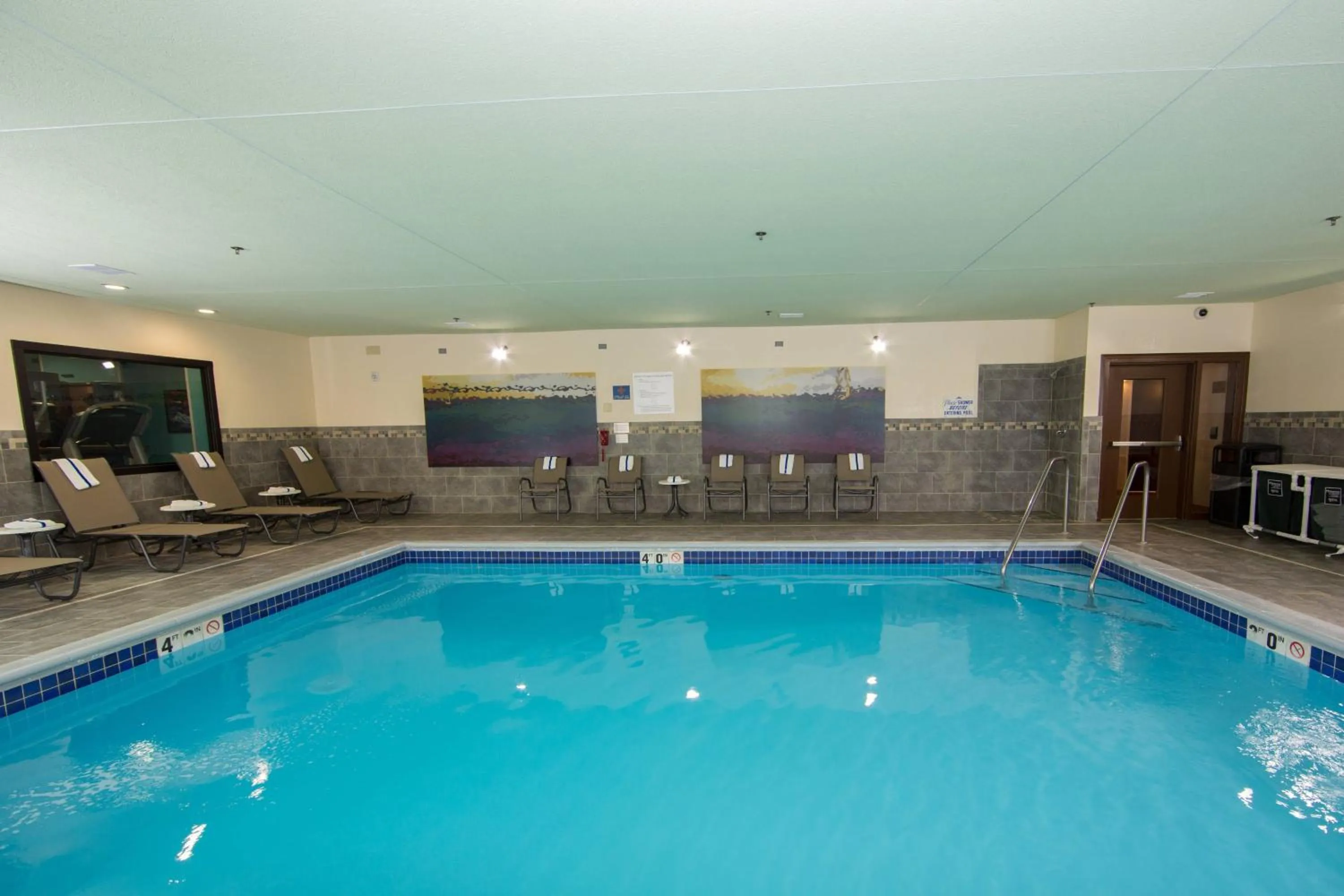 Swimming pool in Fairfield Inn & Suites Burlington