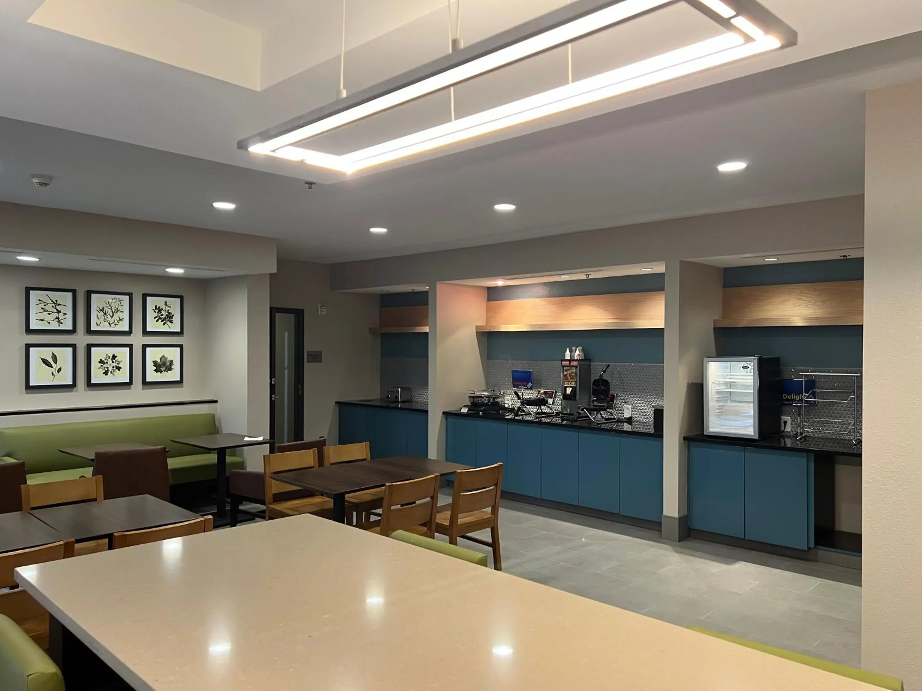 Breakfast in Country Inn & Suites by Radisson, LSU - Medical Corridor Breakfast in Country Inn & Suites by Radisson, LSU - Medical Corridor