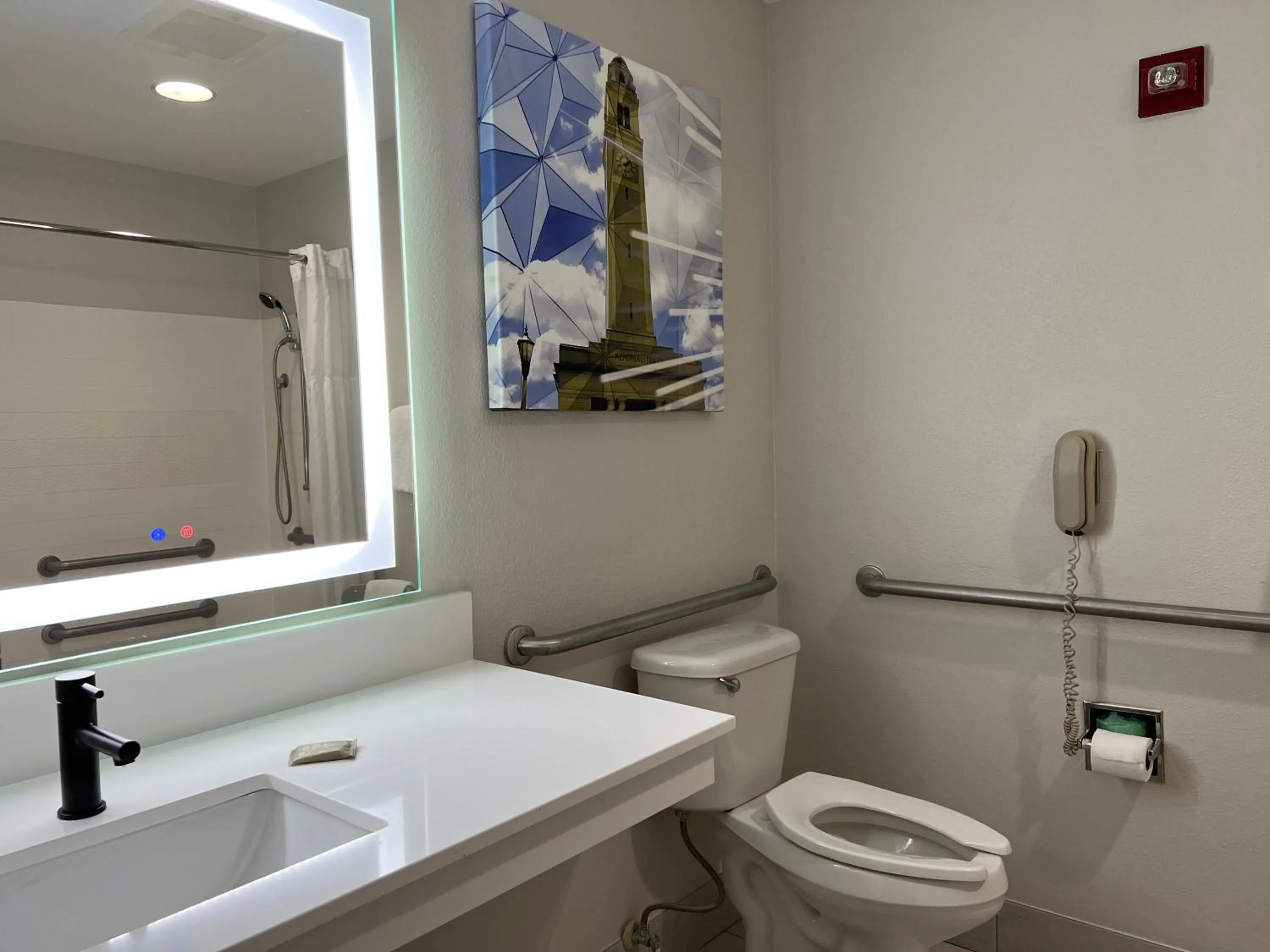 Bathroom in Country Inn & Suites by Radisson, LSU - Medical Corridor
