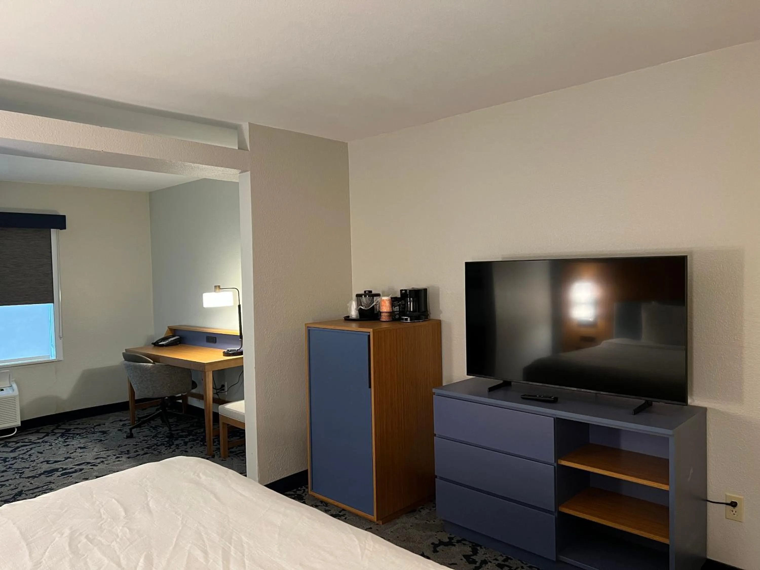 Photo of the whole room, Bed in Country Inn & Suites by Radisson, LSU - Medical Corridor