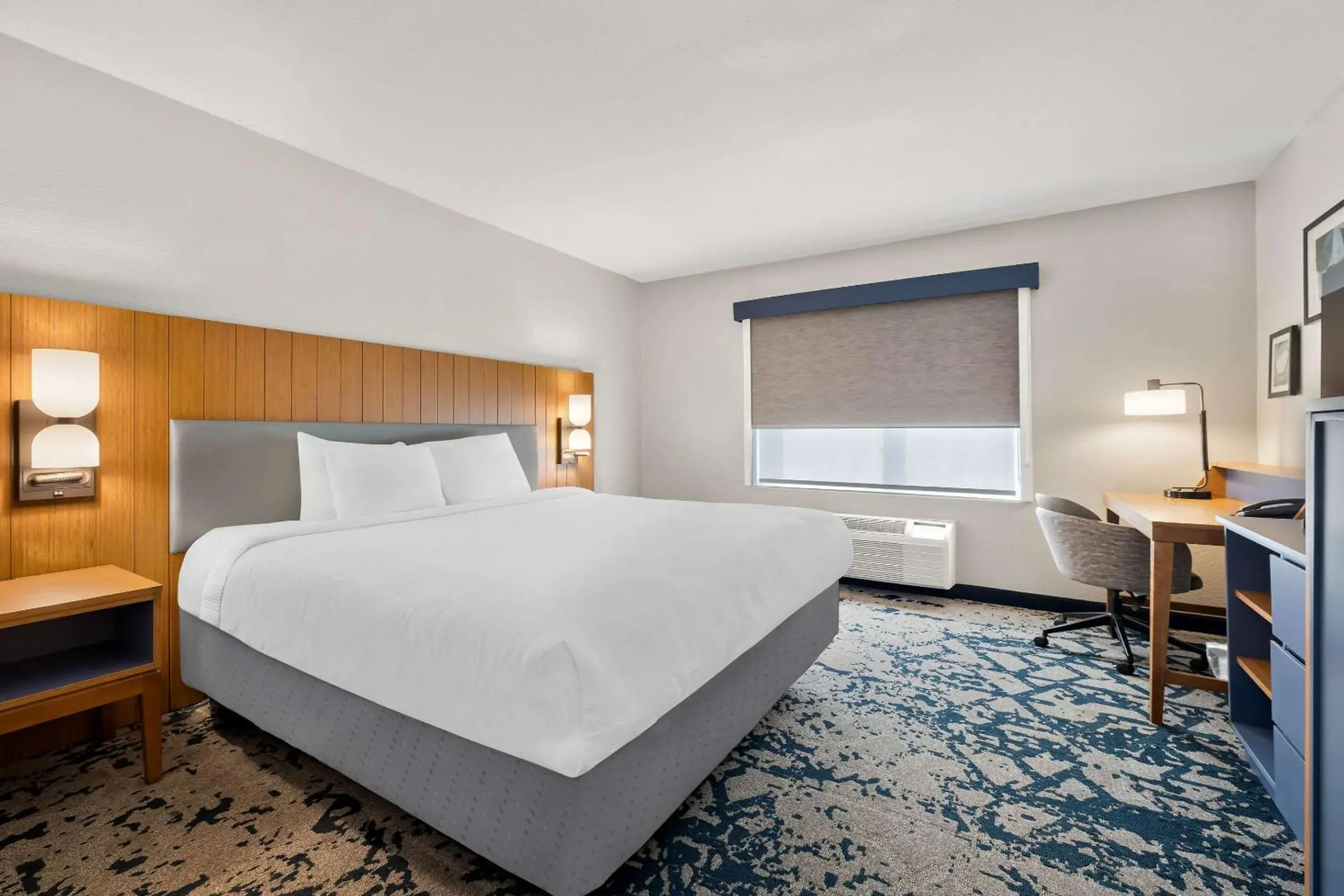 Bedroom, Bed in Country Inn & Suites by Radisson, LSU - Medical Corridor Bedroom, Bed in Country Inn & Suites by Radisson, LSU - Medical Corridor