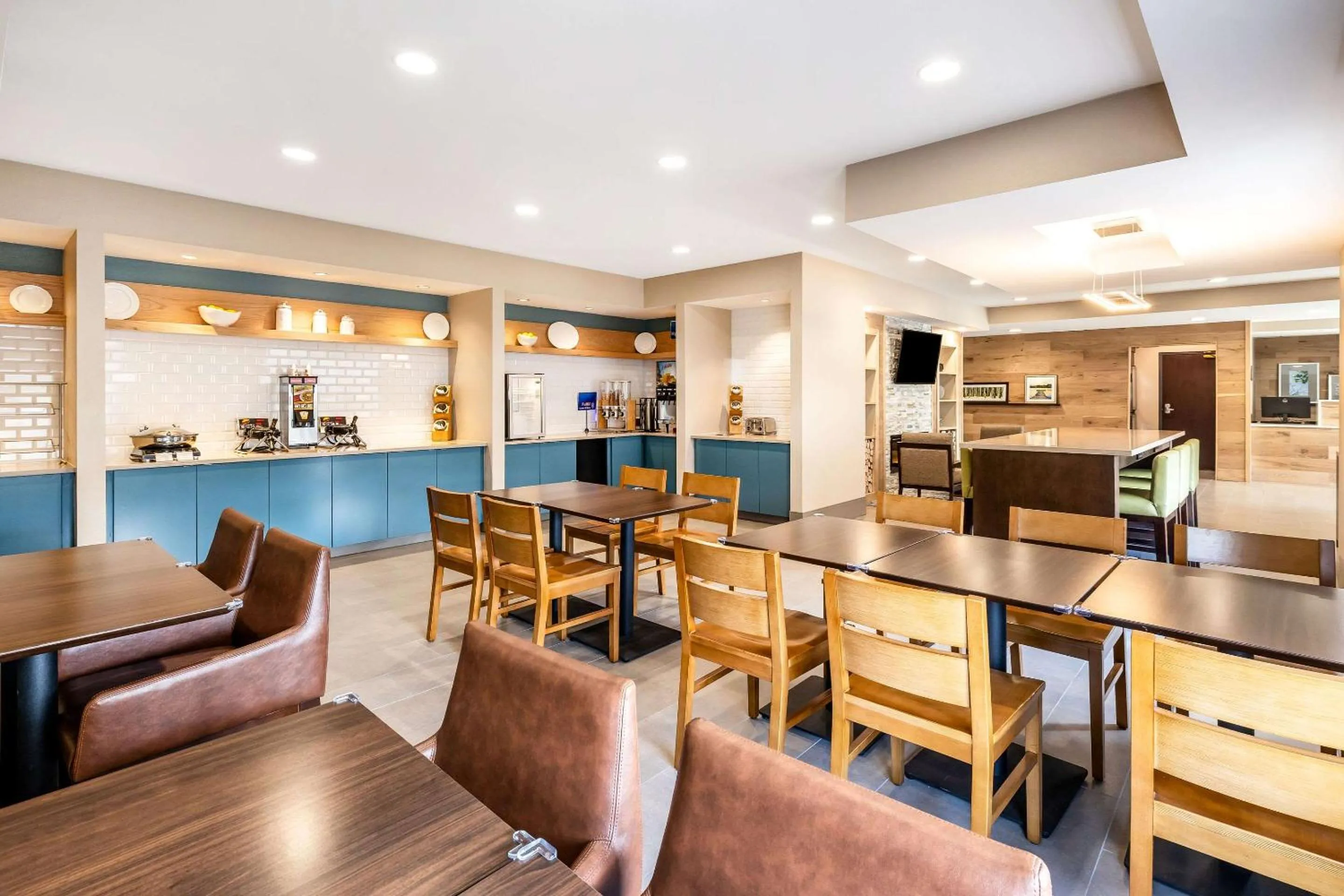 Breakfast in Country Inn & Suites by Radisson, LSU - Medical Corridor