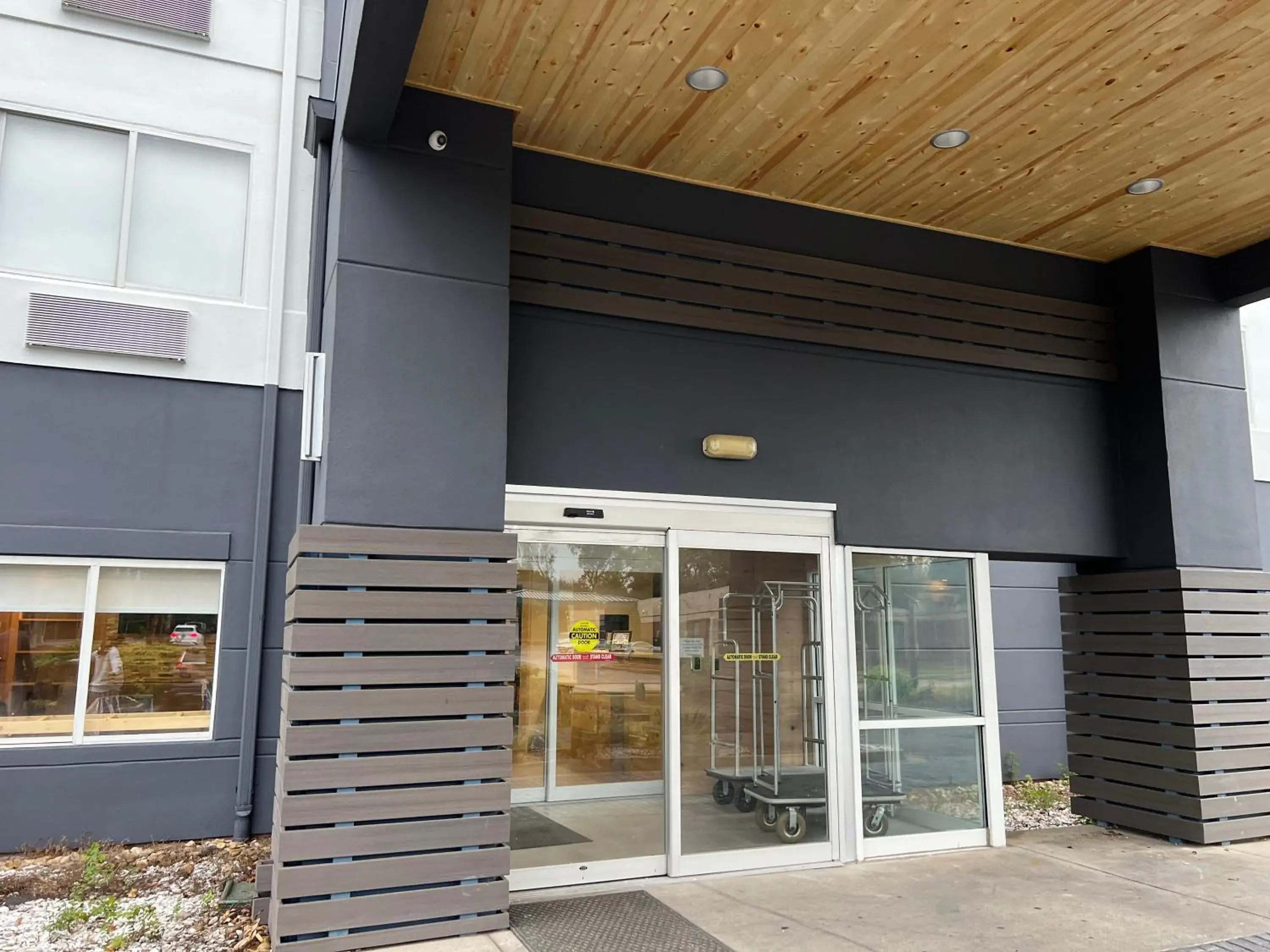 Facade/entrance in Country Inn & Suites by Radisson, LSU - Medical Corridor Facade/entrance in Country Inn & Suites by Radisson, LSU - Medical Corridor
