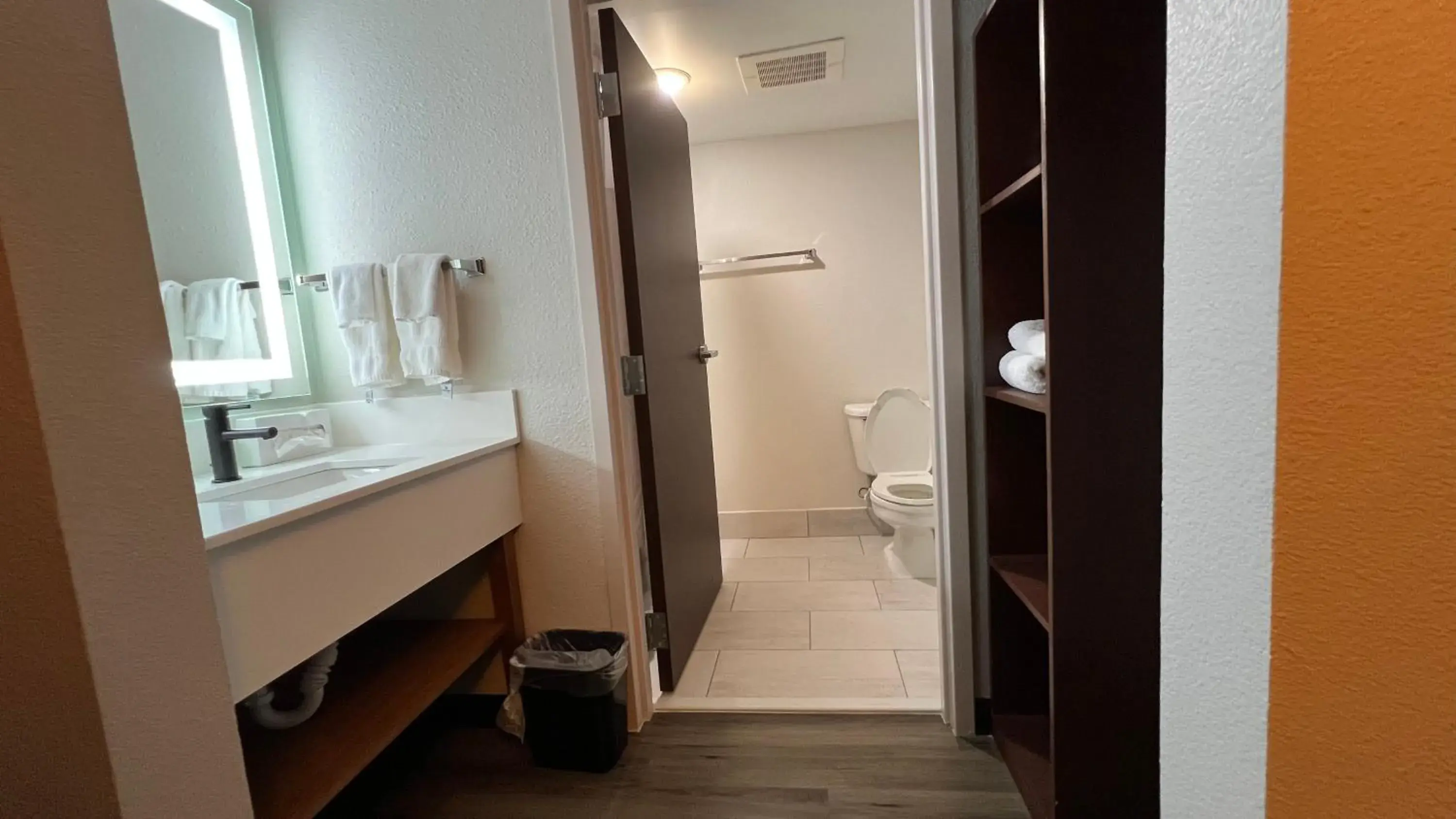 King Room - Non Smoking in Country Inn & Suites by Radisson, LSU - Medical Corridor King Room - Non Smoking in Country Inn & Suites by Radisson, LSU - Medical Corridor