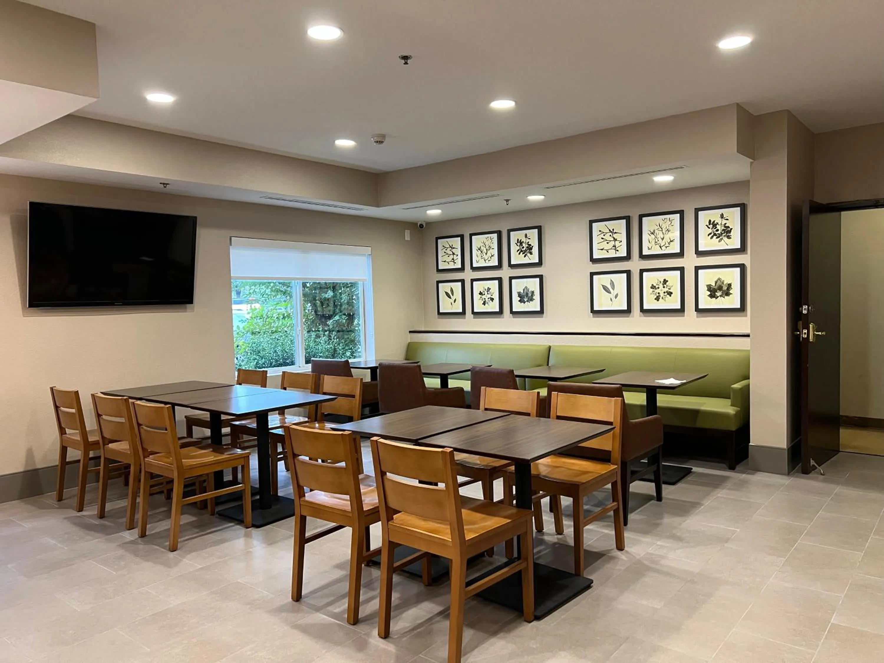 Breakfast in Country Inn & Suites by Radisson, LSU - Medical Corridor
