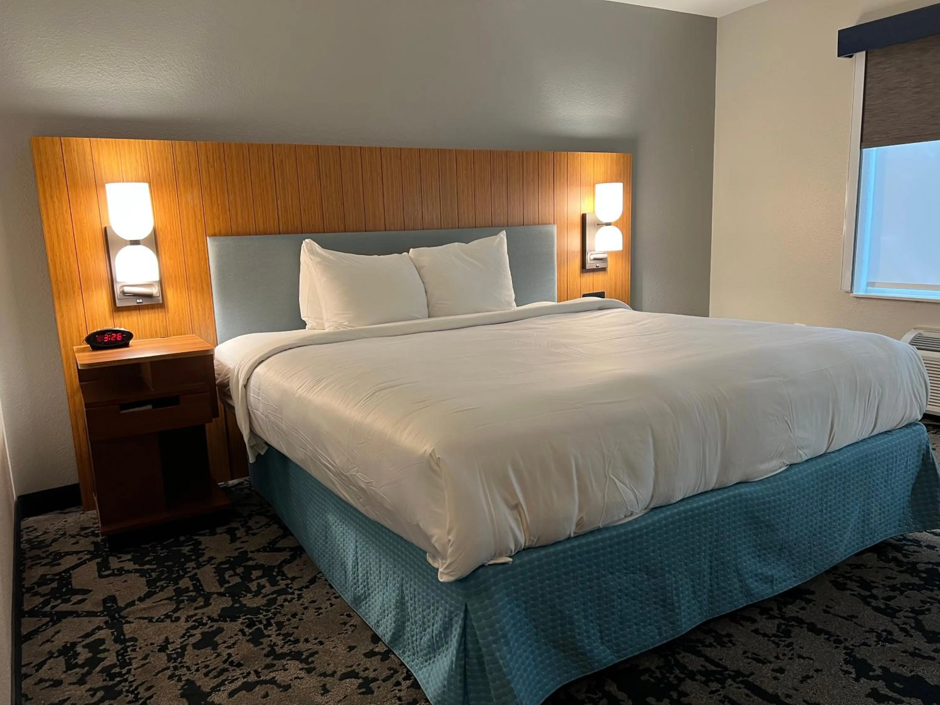 Photo of the whole room, Bed in Country Inn & Suites by Radisson, LSU - Medical Corridor