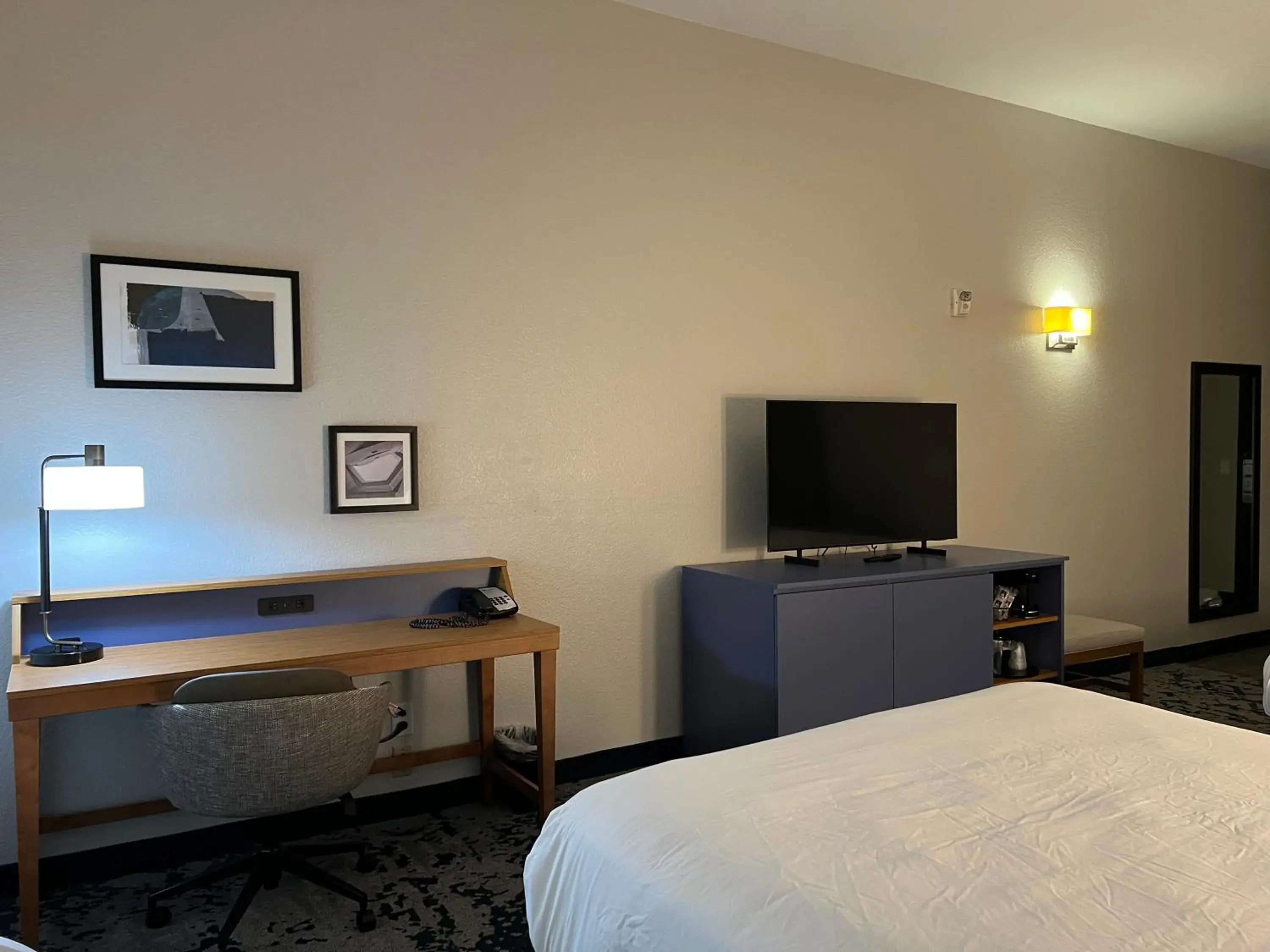 King Room with Tub - Disability Access/Non Smoking/Interior Hall in Country Inn & Suites by Radisson, LSU - Medical Corridor King Room with Tub - Disability Access/Non Smoking/Interior Hall in Country Inn & Suites by Radisson, LSU - Medical Corridor