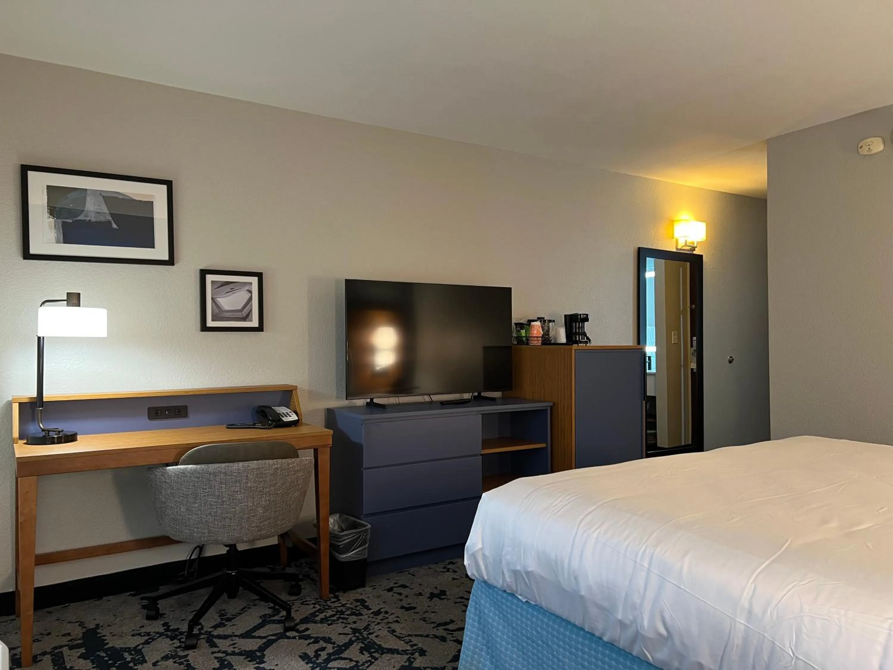 Photo of the whole room, Bed in Country Inn & Suites by Radisson, LSU - Medical Corridor