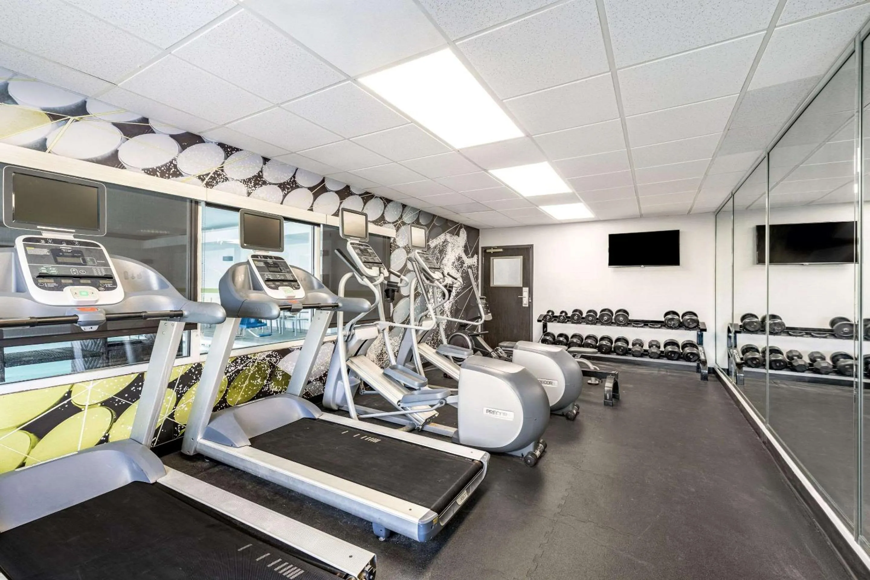 Fitness centre/facilities in Country Inn & Suites by Radisson, LSU - Medical Corridor