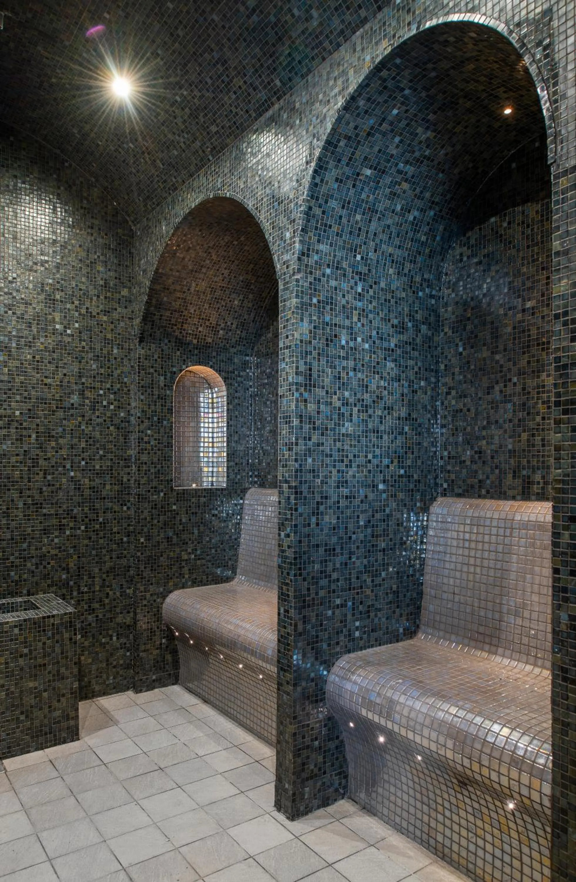 Steam room, Bed in Quality Hotel The Box