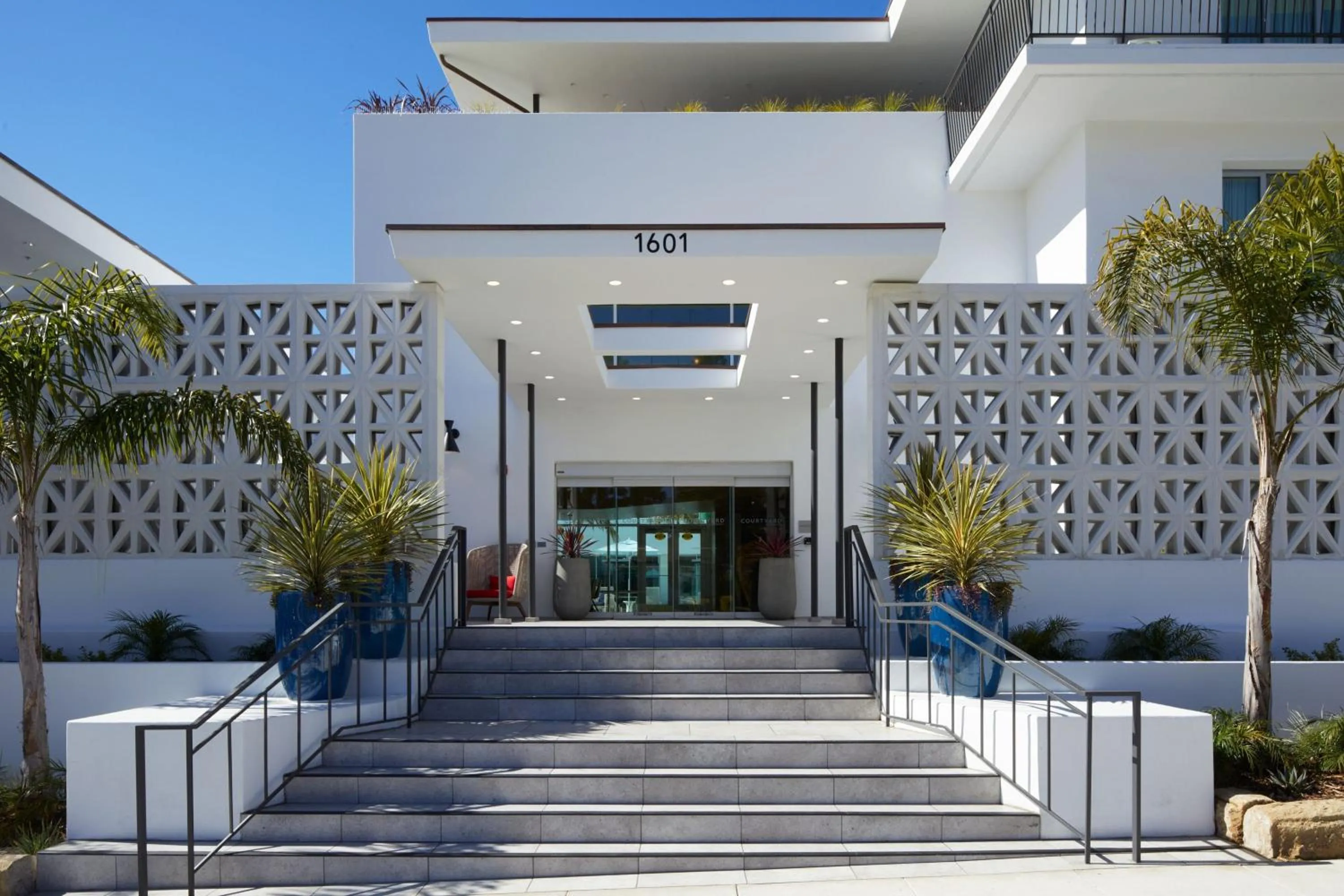 Lounge or bar in Courtyard by Marriott Santa Barbara Downtown