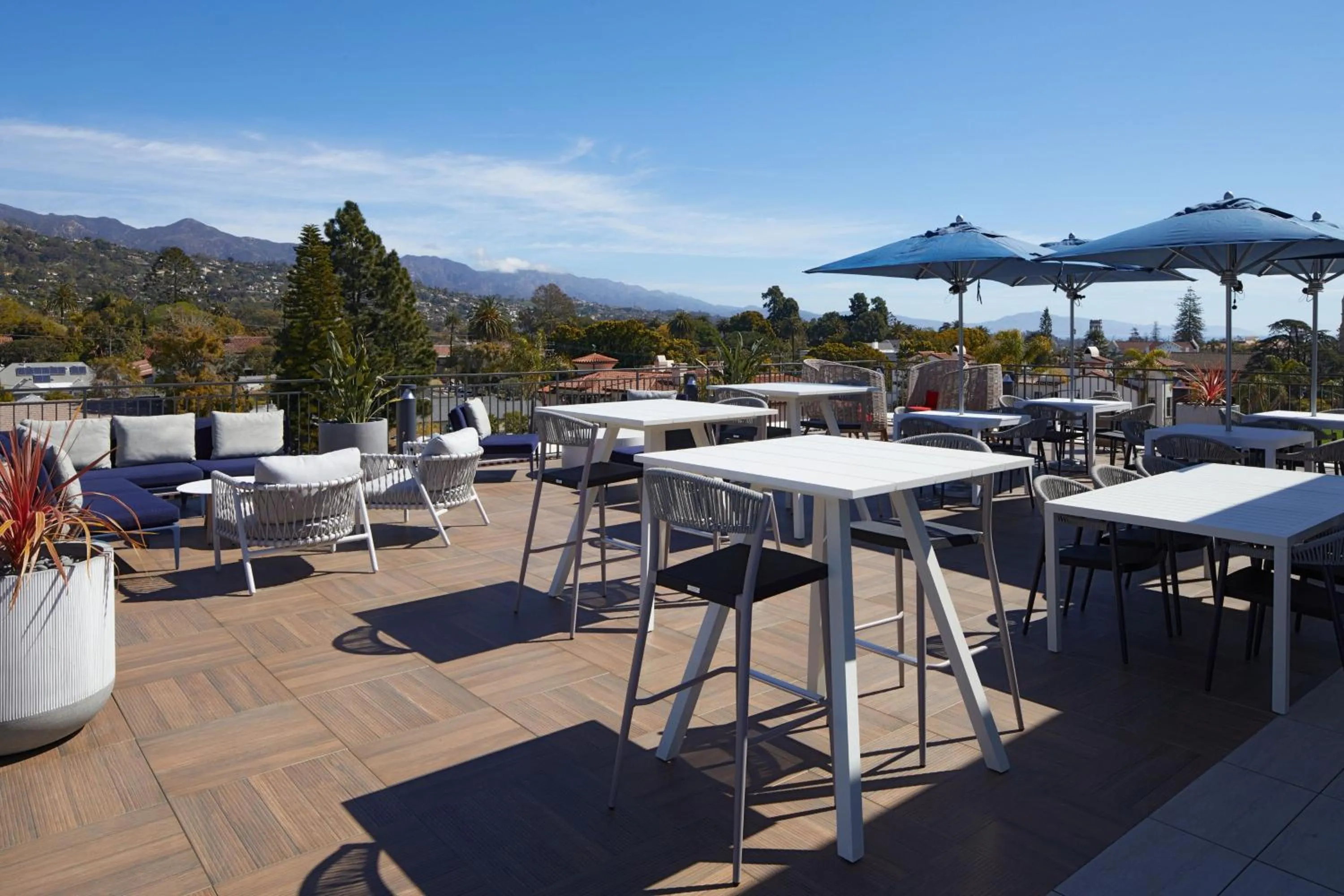 Restaurant/places to eat in Courtyard by Marriott Santa Barbara Downtown