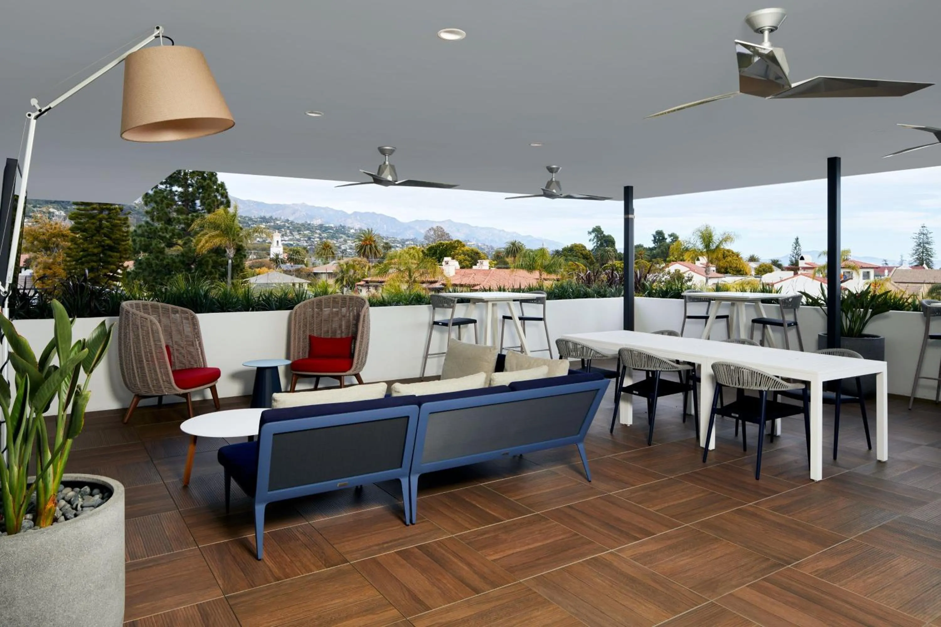 Lounge or bar in Courtyard by Marriott Santa Barbara Downtown