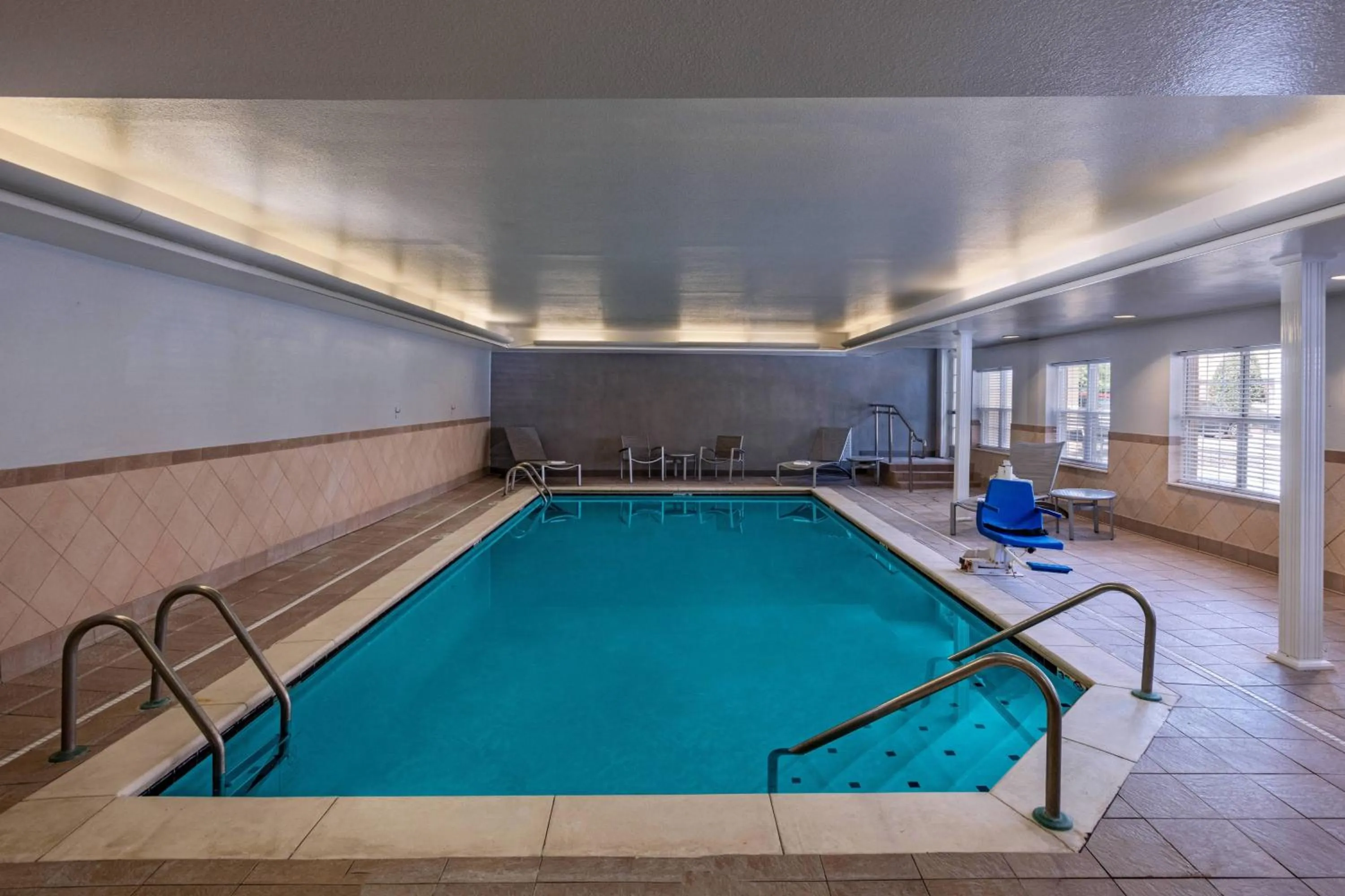 Swimming pool in TownePlace Suites by Marriott Baton Rouge South