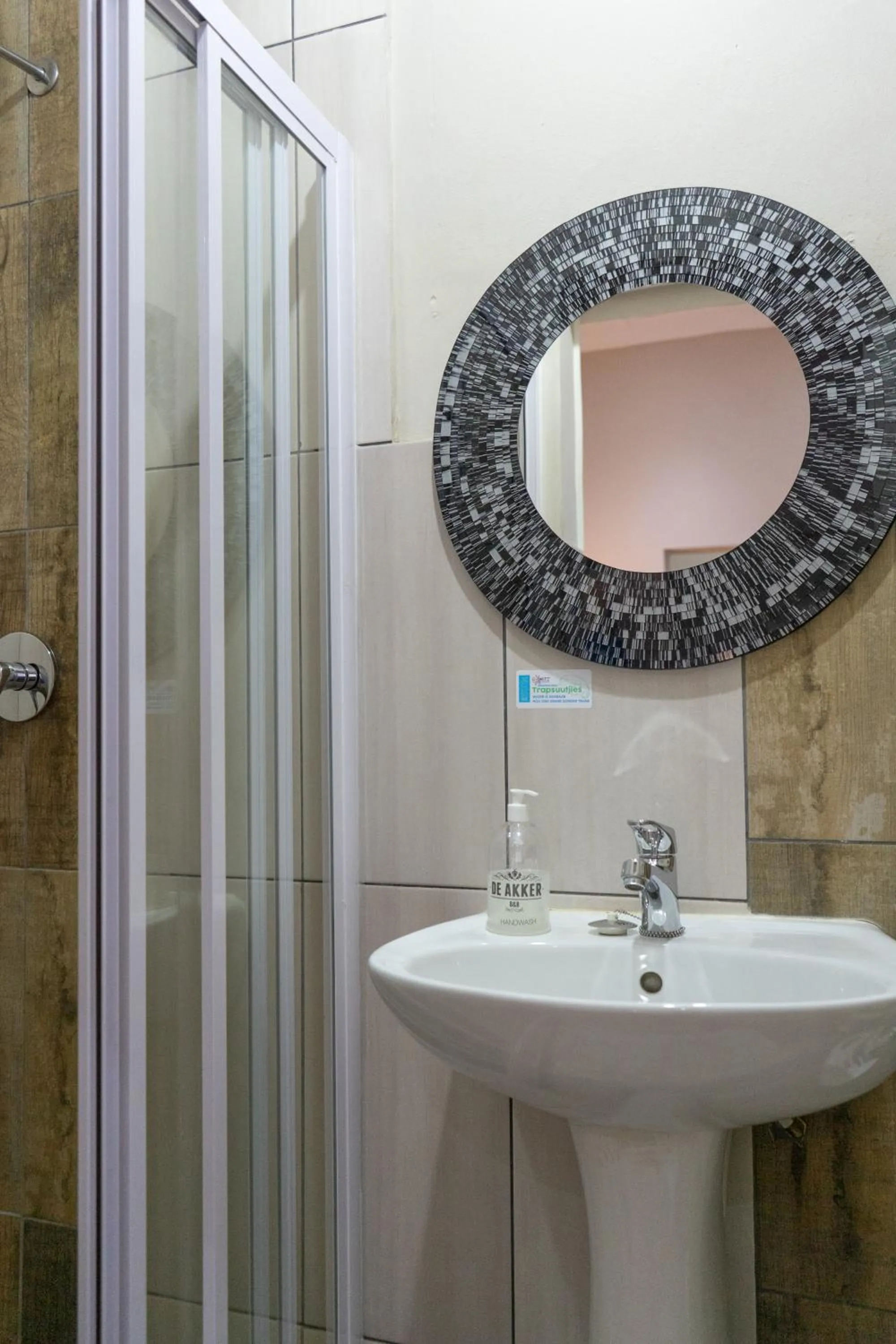 Bathroom in De Akker Guest House Oudtshoorn