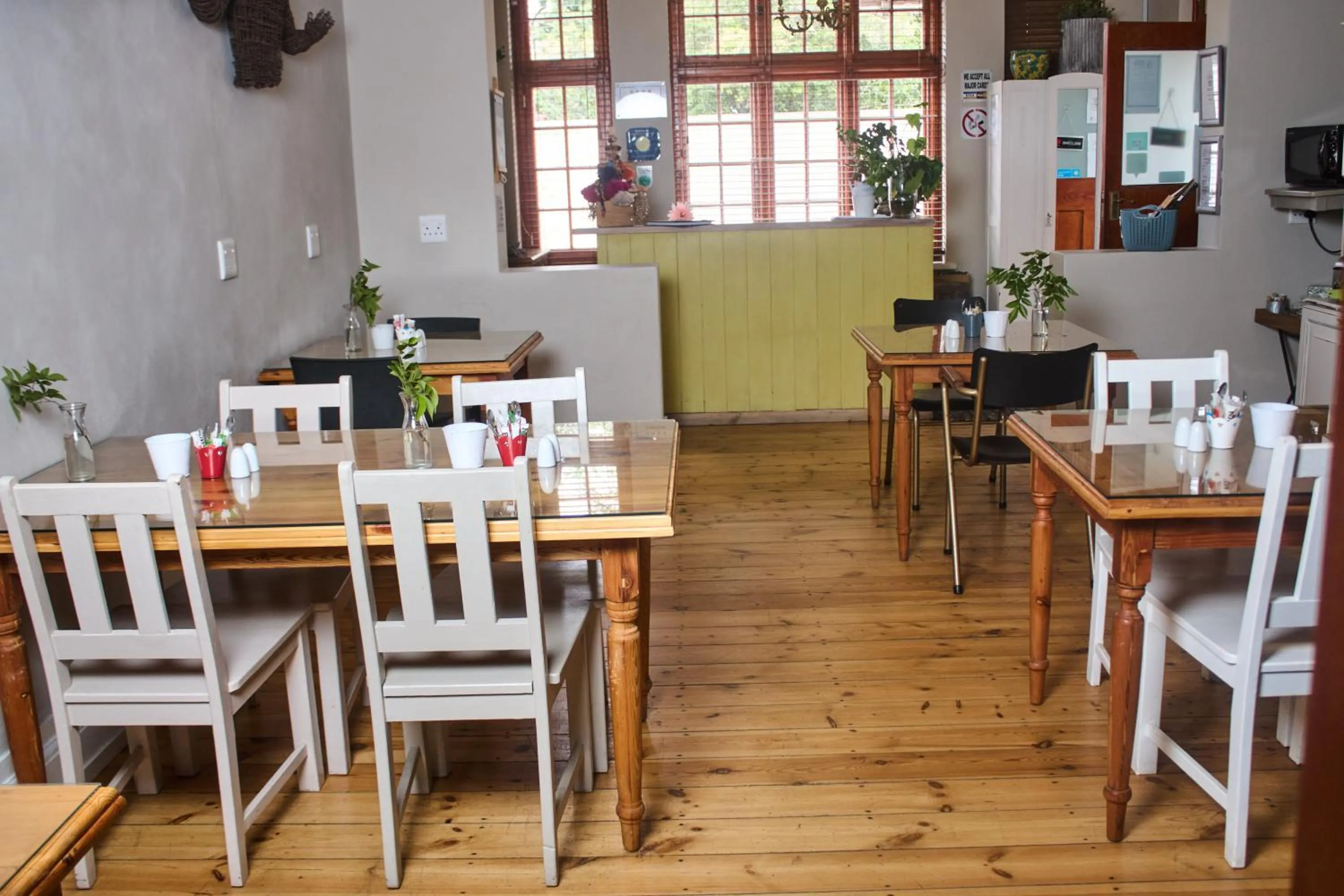 Dining area in De Akker Guest House Oudtshoorn