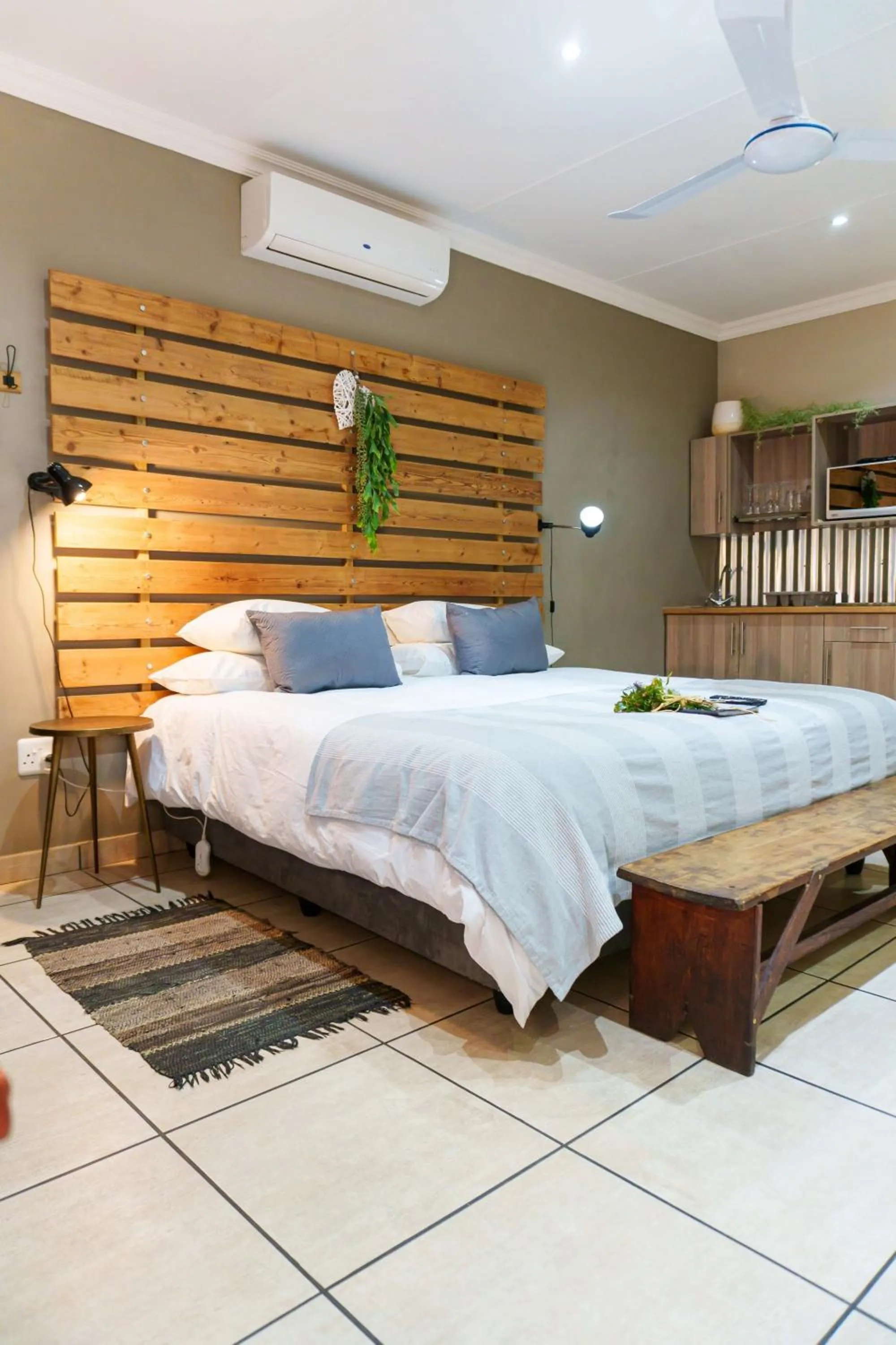 Bed in De Akker Guest House Oudtshoorn