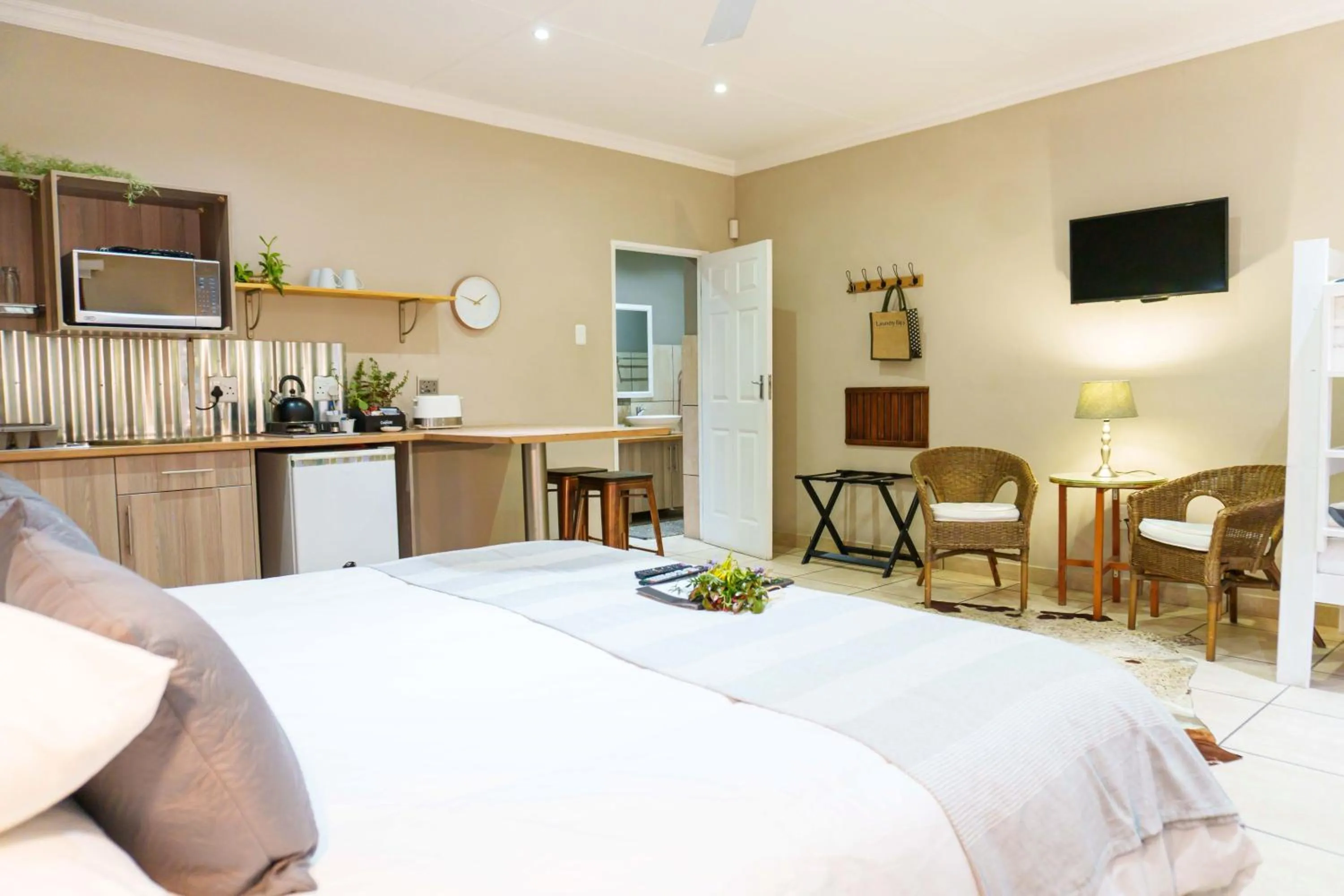 View (from property/room), Bed in De Akker Guest House Oudtshoorn