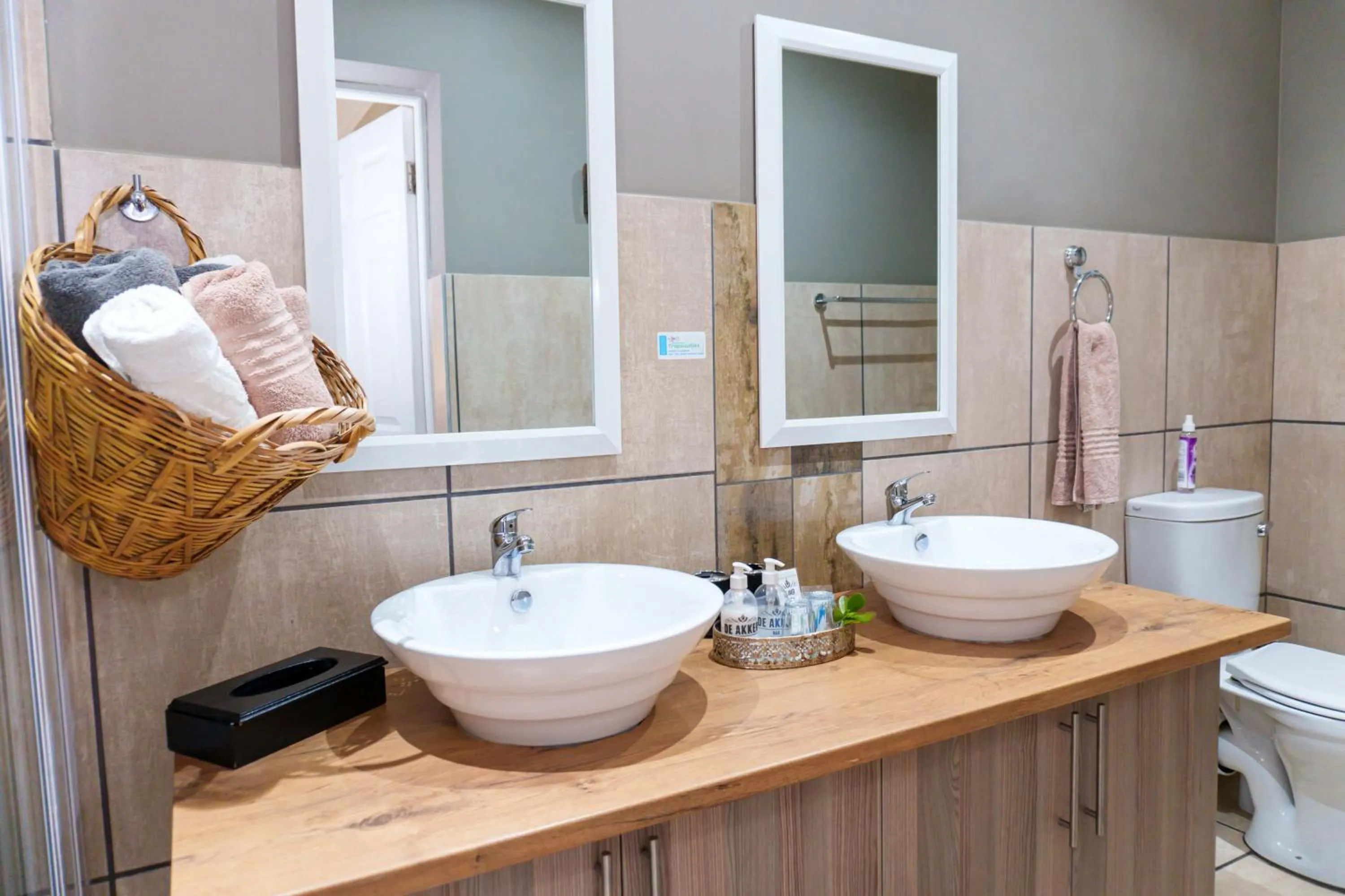 Bathroom in De Akker Guest House Oudtshoorn