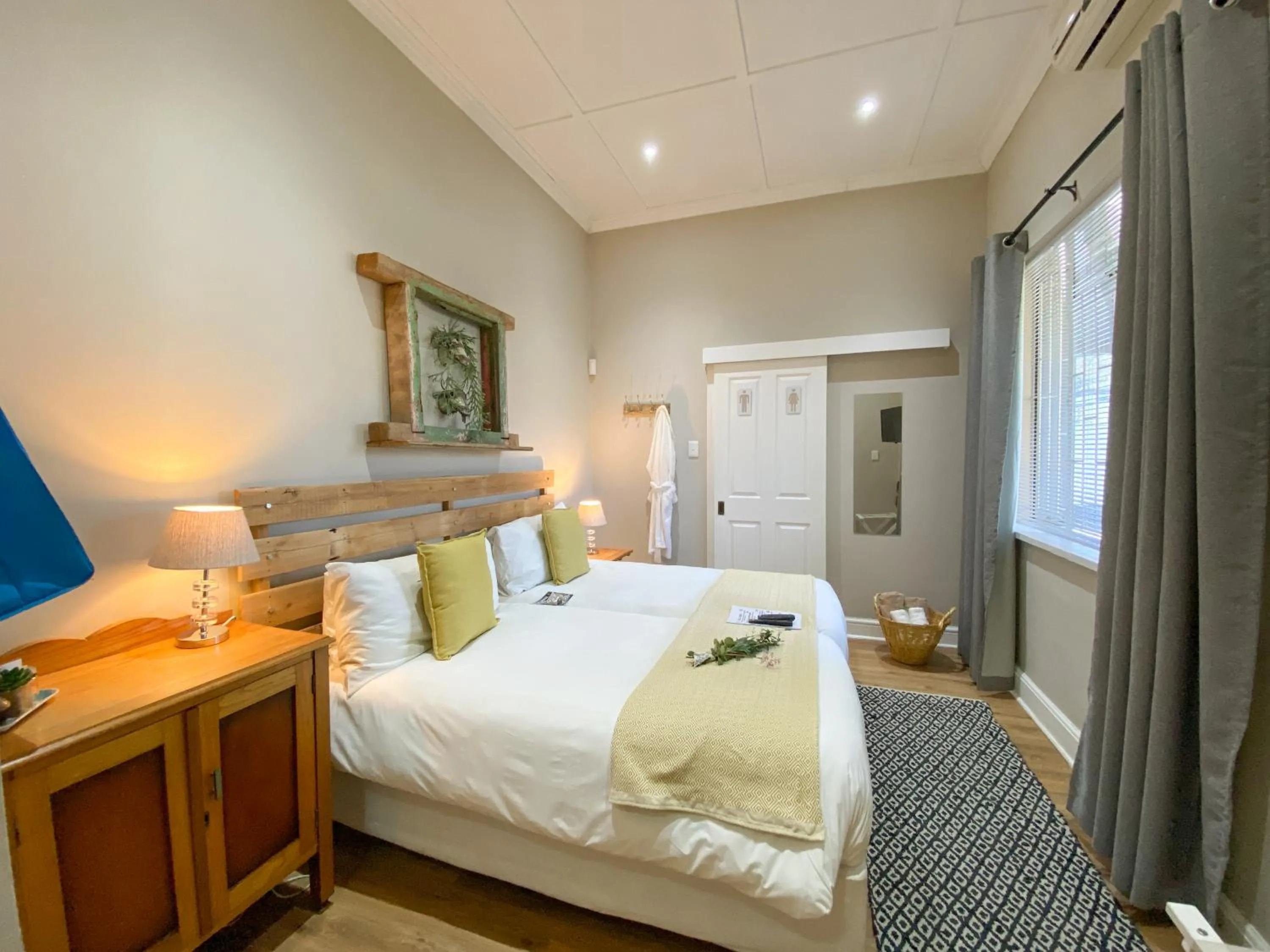 Photo of the whole room, Bed in De Akker Guest House Oudtshoorn