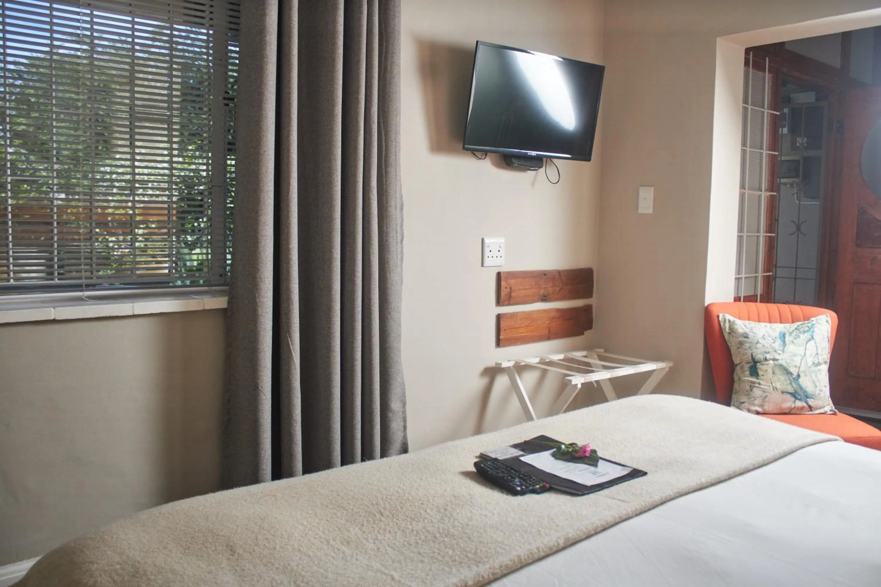 TV and multimedia, Bed in De Akker Guest House Oudtshoorn