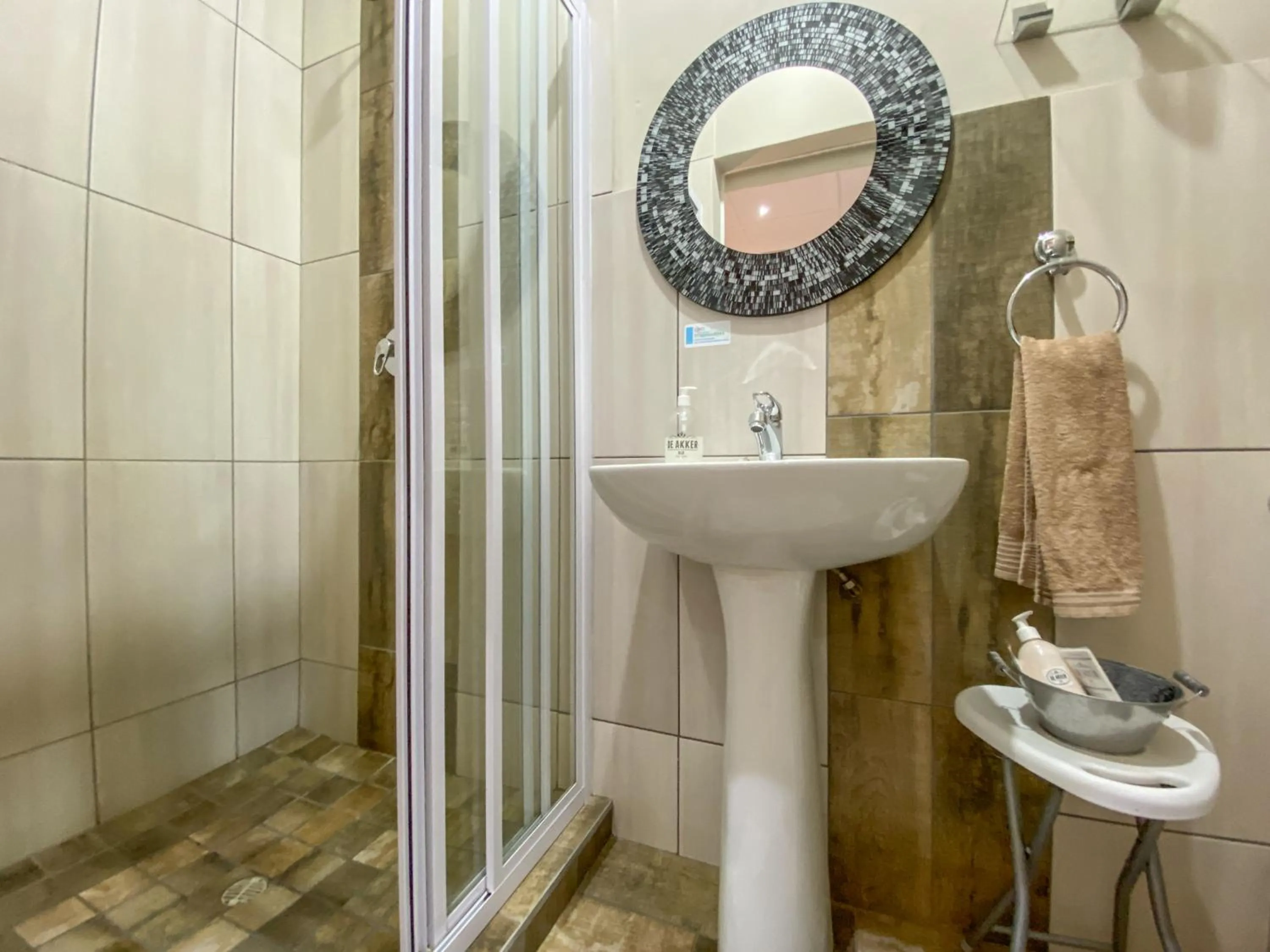 Bathroom in De Akker Guest House Oudtshoorn