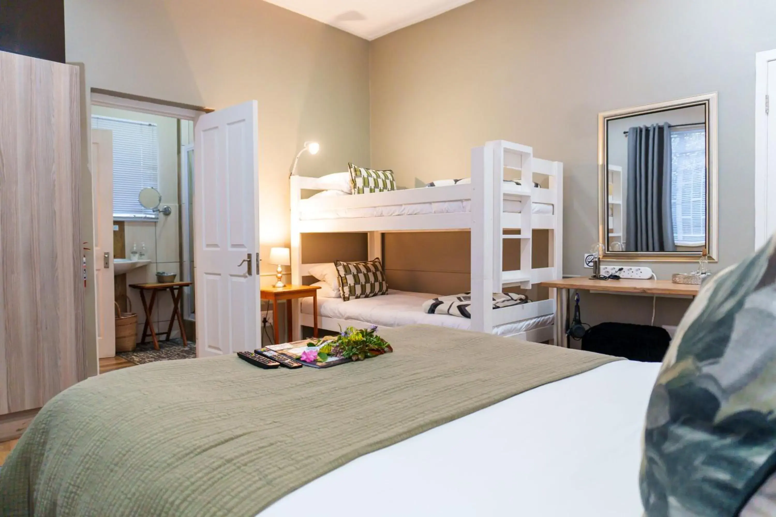 Luxury Quadruple Room - single occupancy in De Akker Guest House Oudtshoorn Luxury Quadruple Room - single occupancy in De Akker Guest House Oudtshoorn