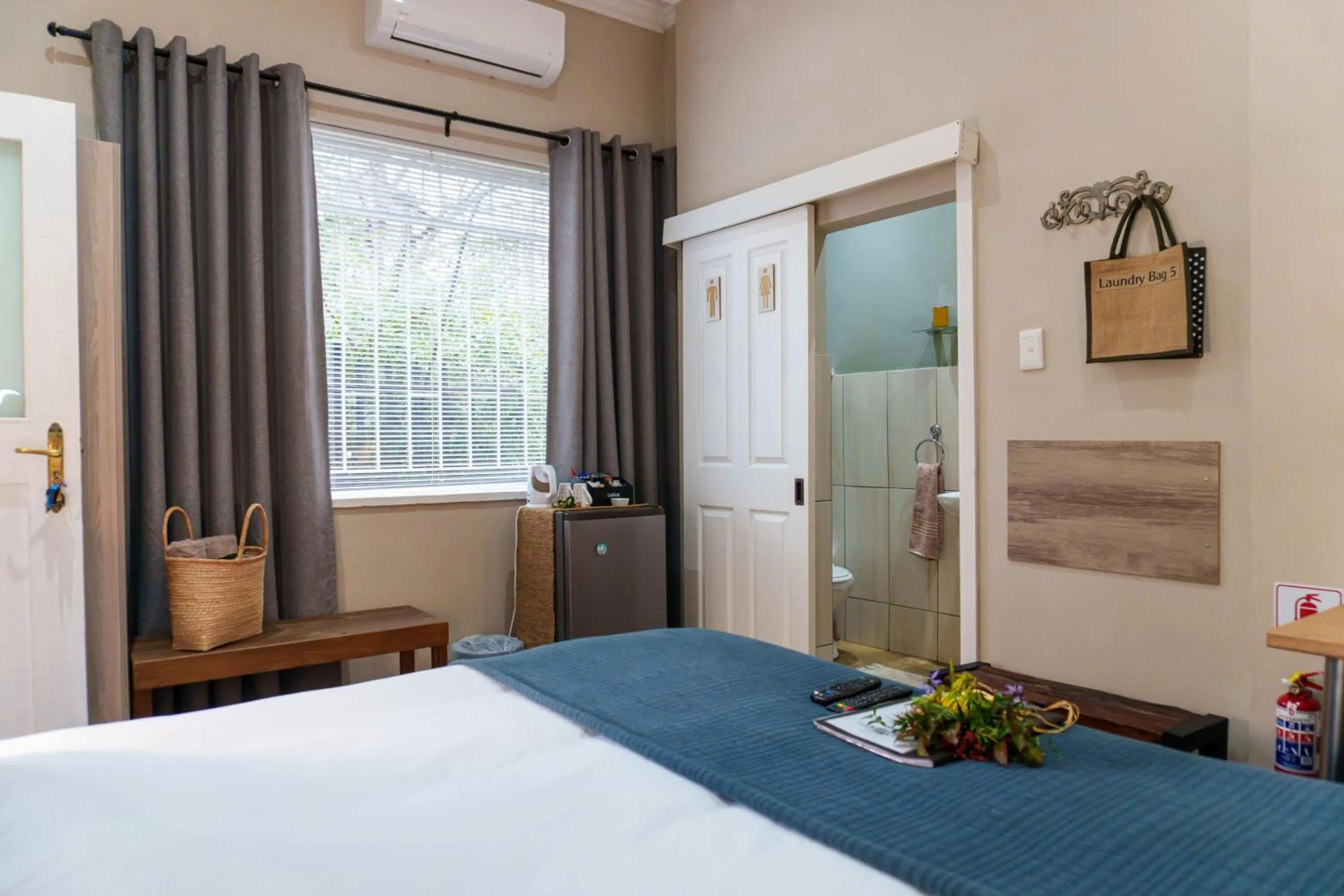 Bathroom, Bed in De Akker Guest House Oudtshoorn