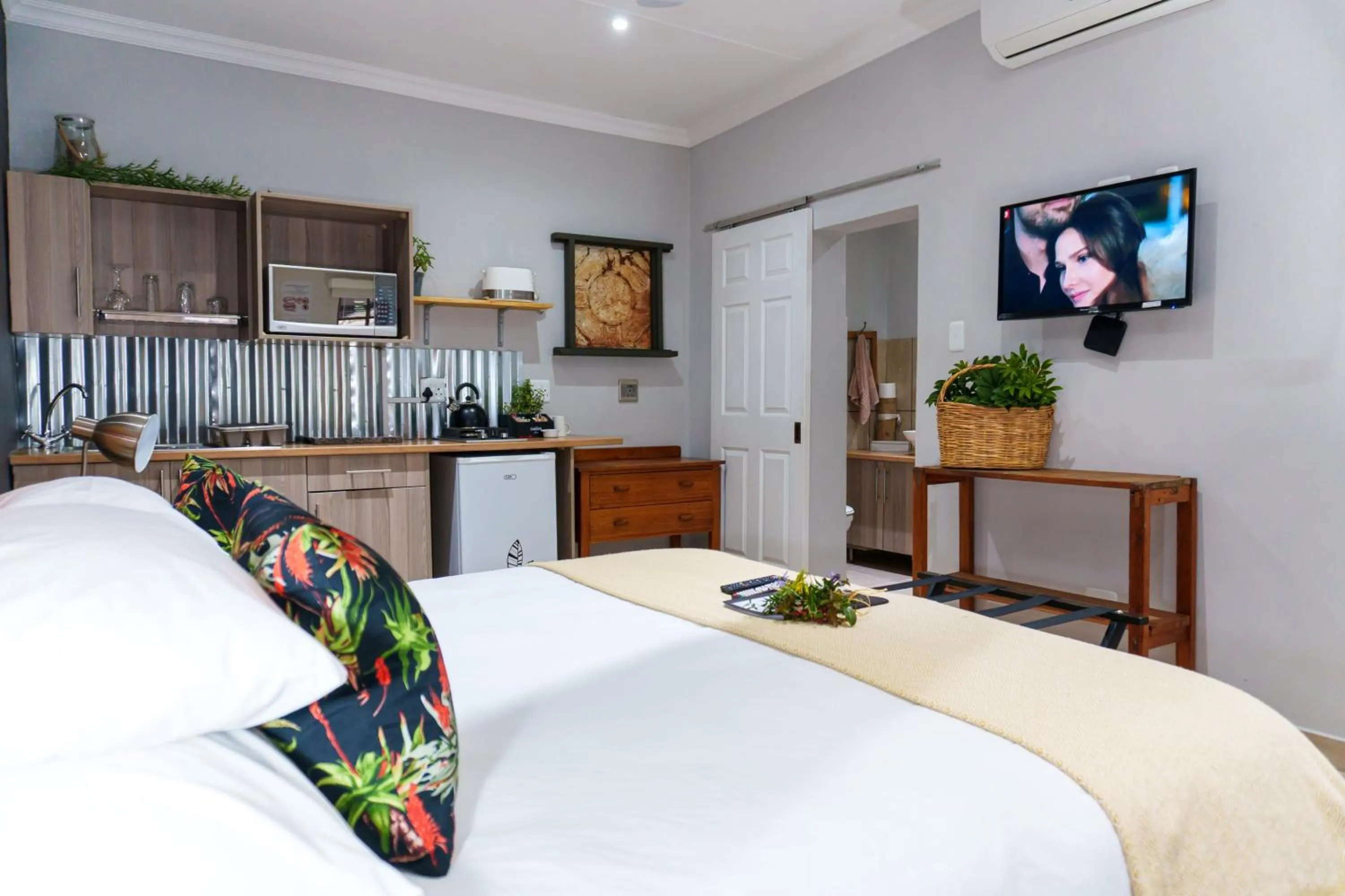 Photo of the whole room, Bed in De Akker Guest House Oudtshoorn