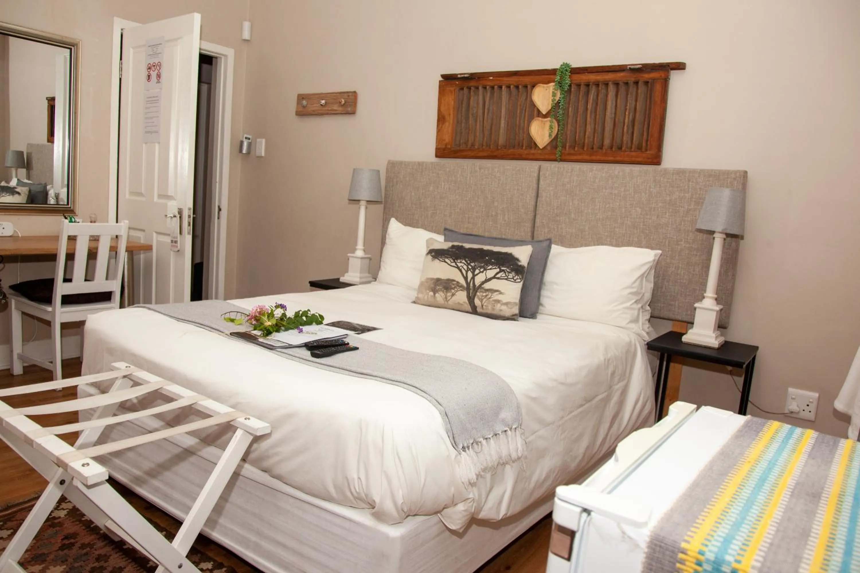 Photo of the whole room, Bed in De Akker Guest House Oudtshoorn