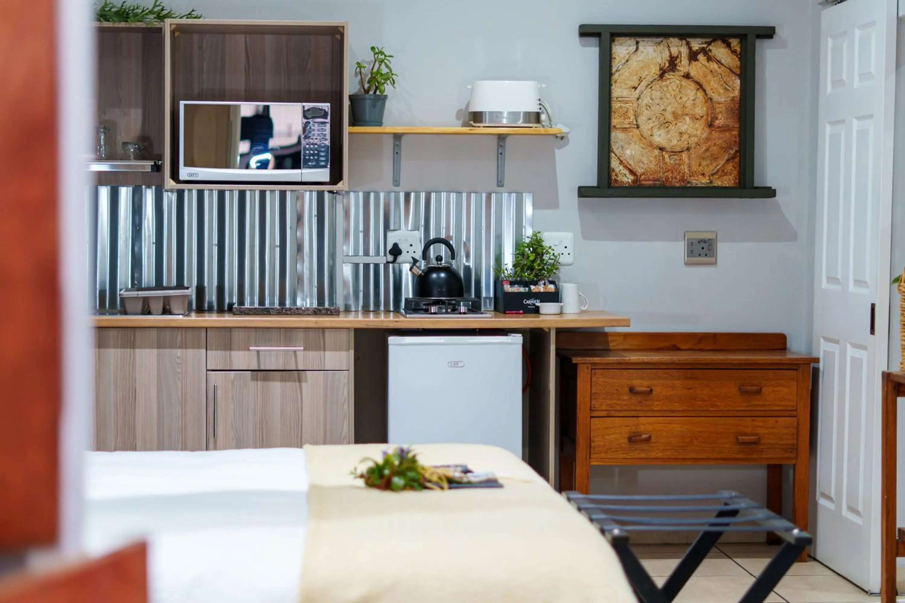 Kitchen or kitchenette in De Akker Guest House Oudtshoorn