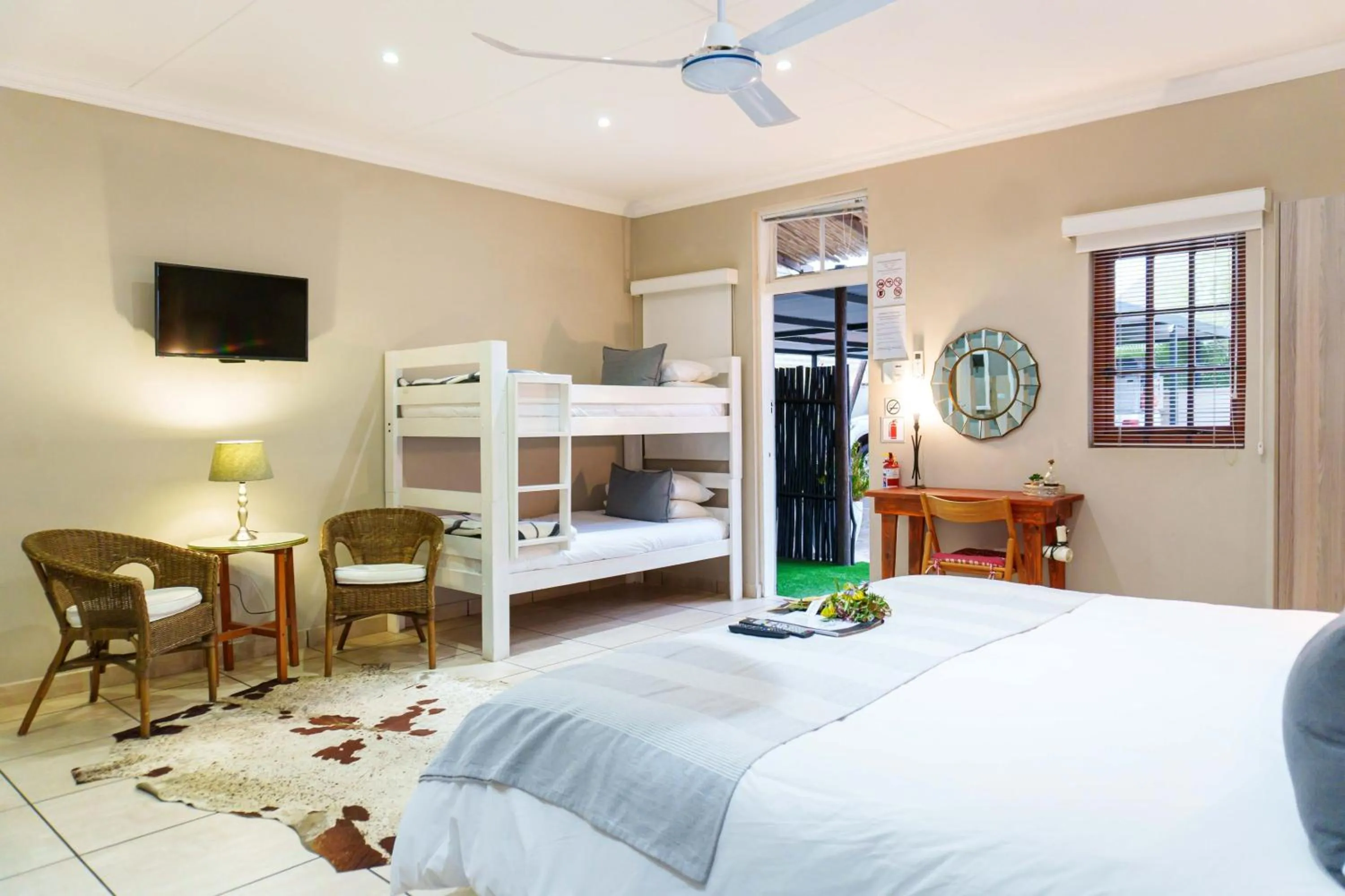 View (from property/room), Bed in De Akker Guest House Oudtshoorn