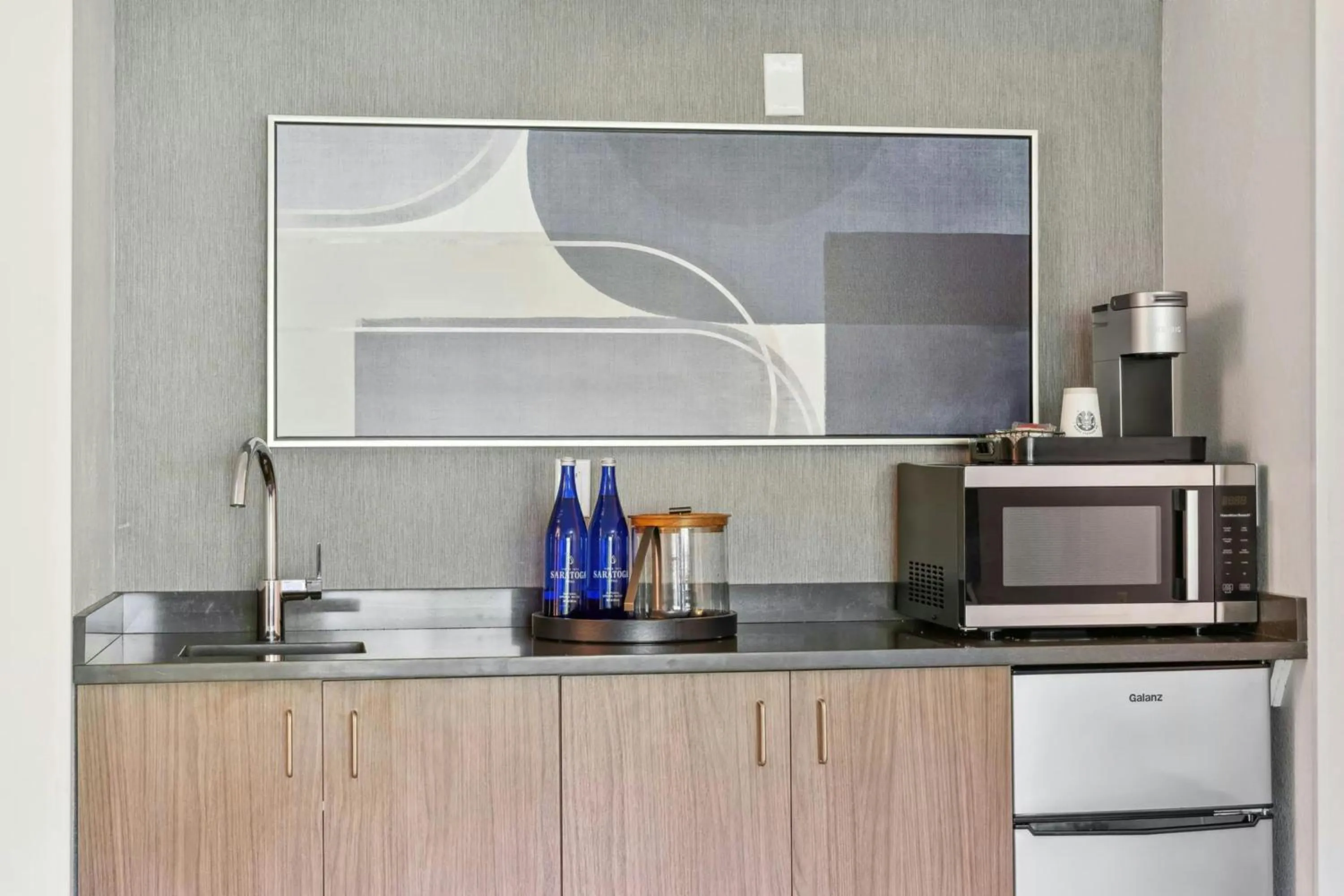 Bedroom in Courtyard Burlington Williston