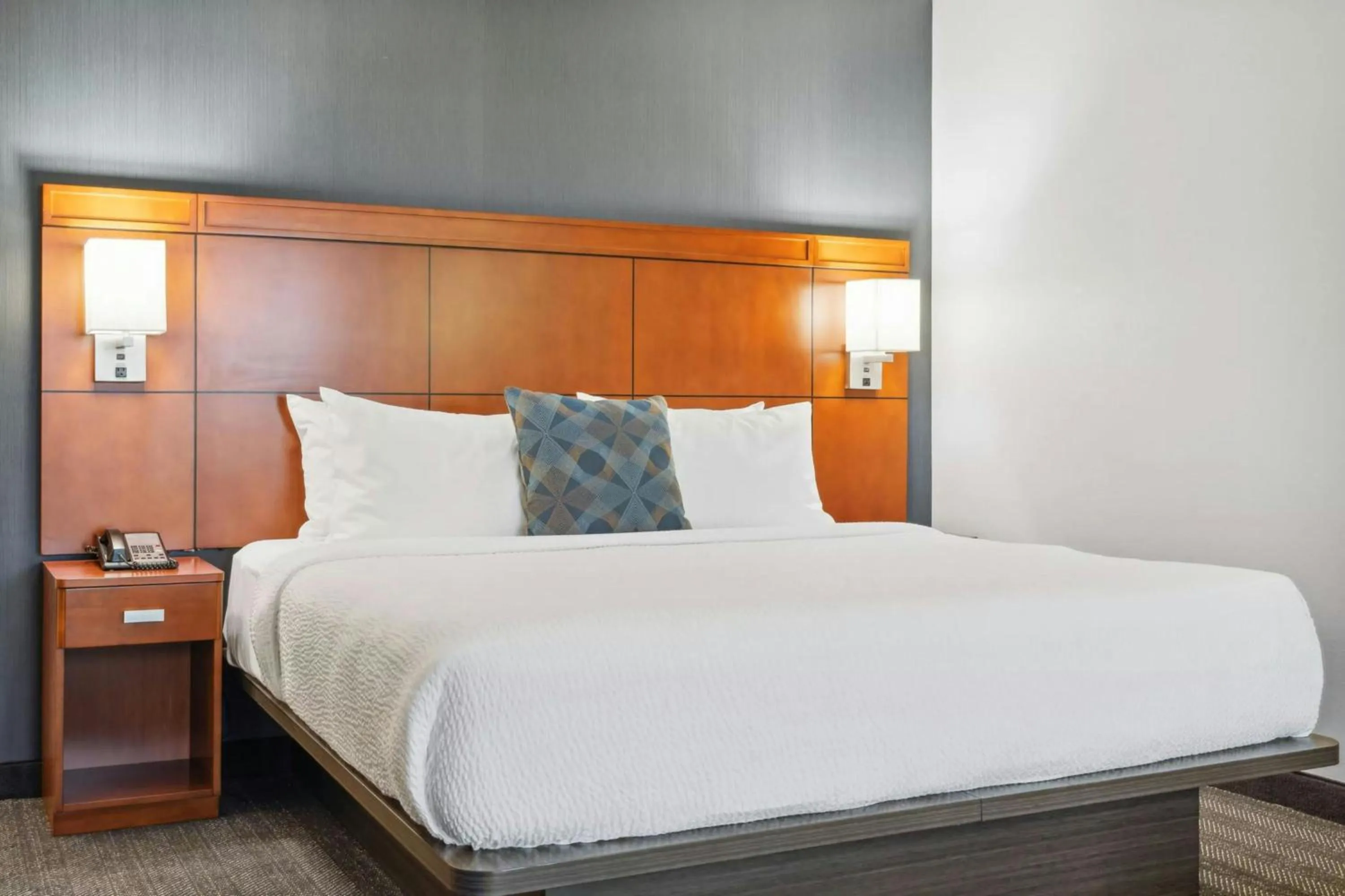 Photo of the whole room, Bed in Courtyard Burlington Williston