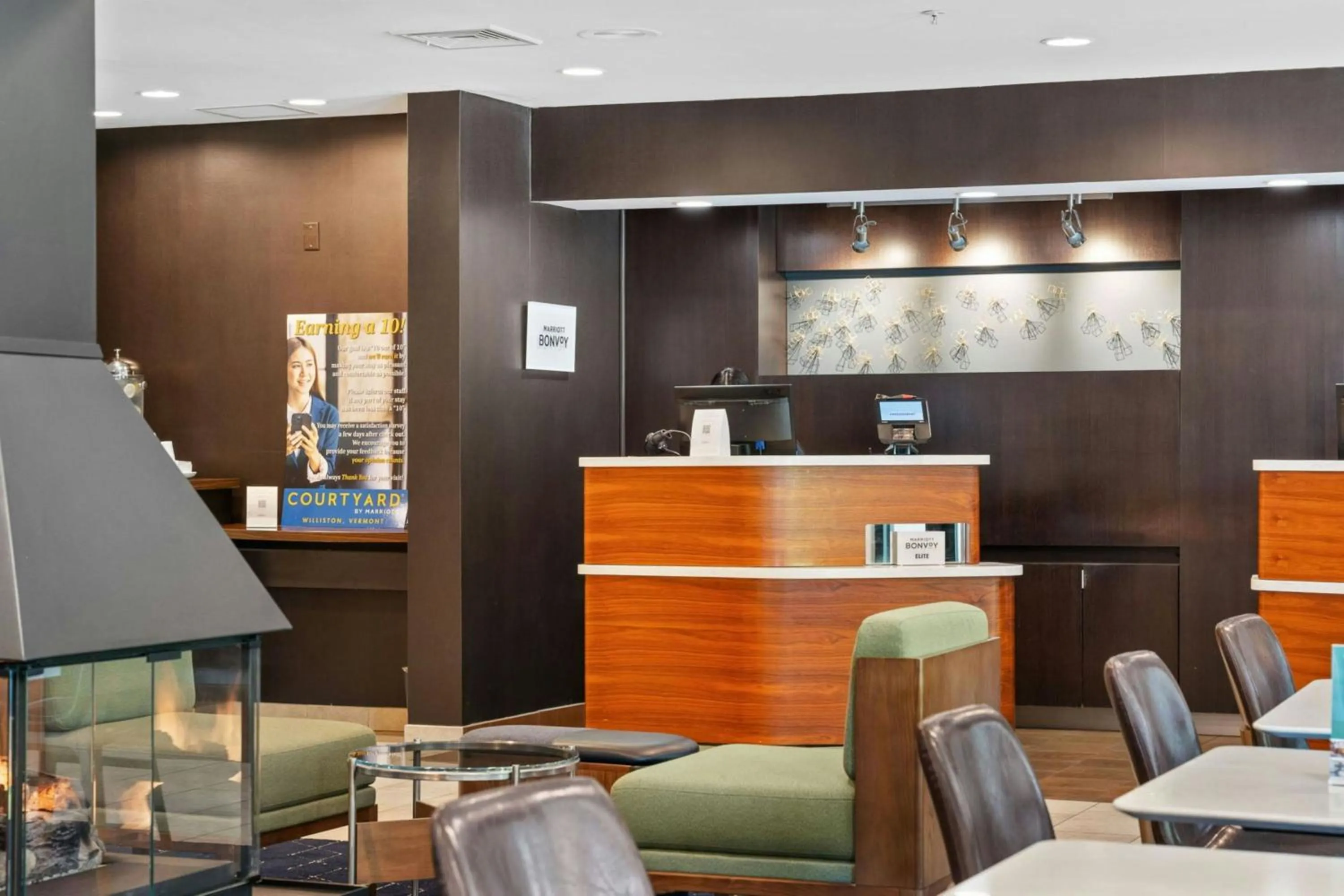 Lobby or reception in Courtyard Burlington Williston