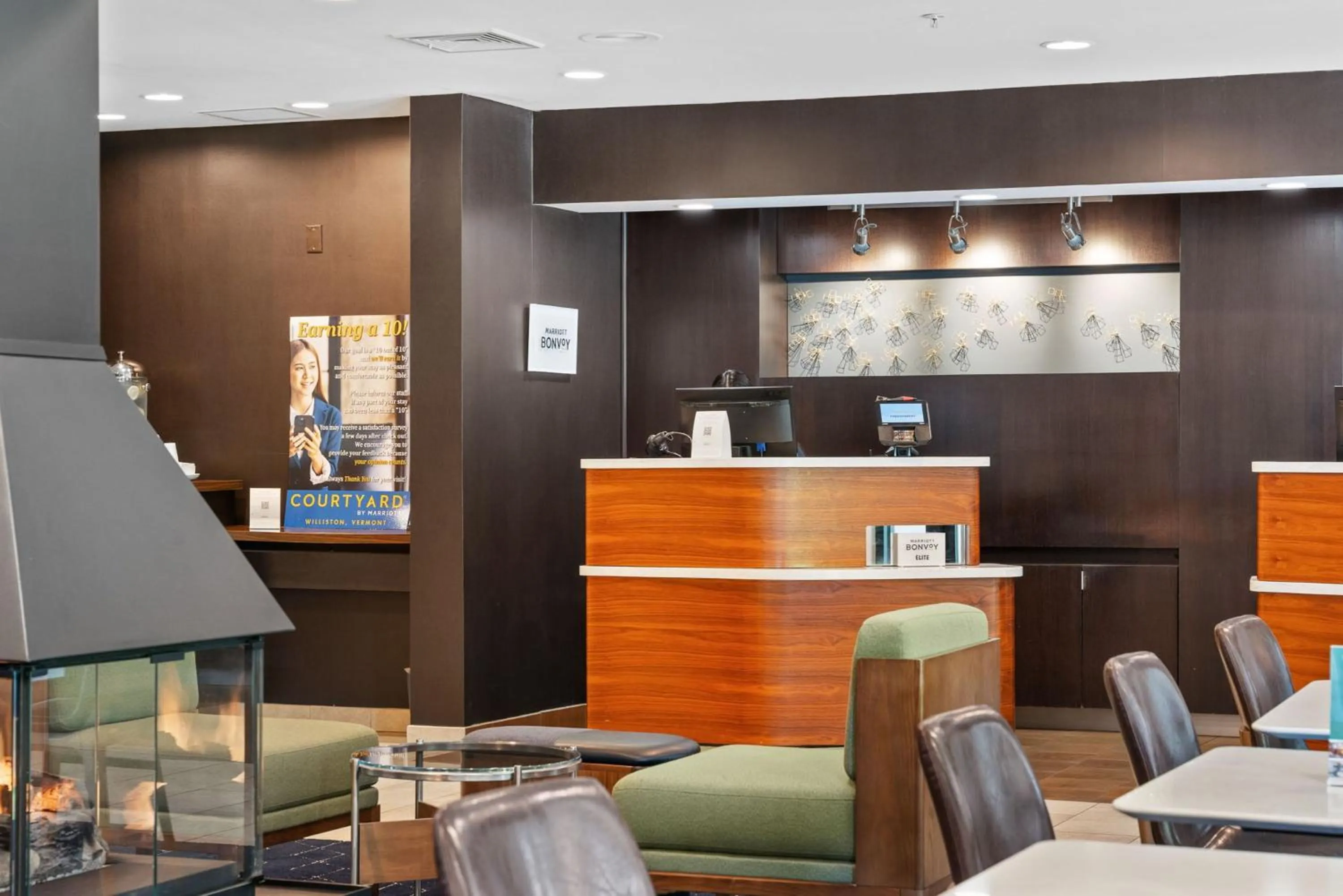 Lobby or reception in Courtyard Burlington Williston