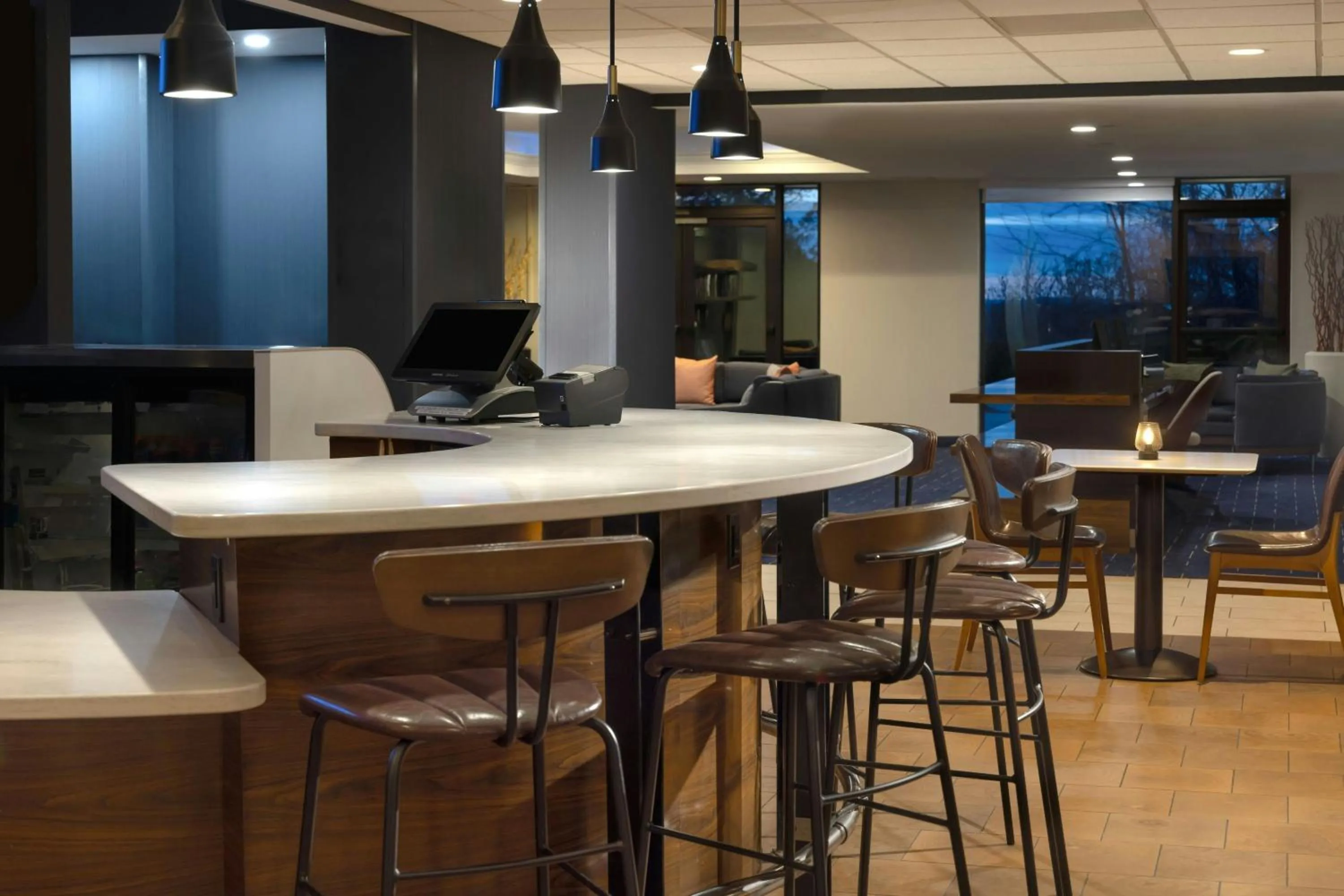 Lounge or bar in Courtyard Burlington Williston