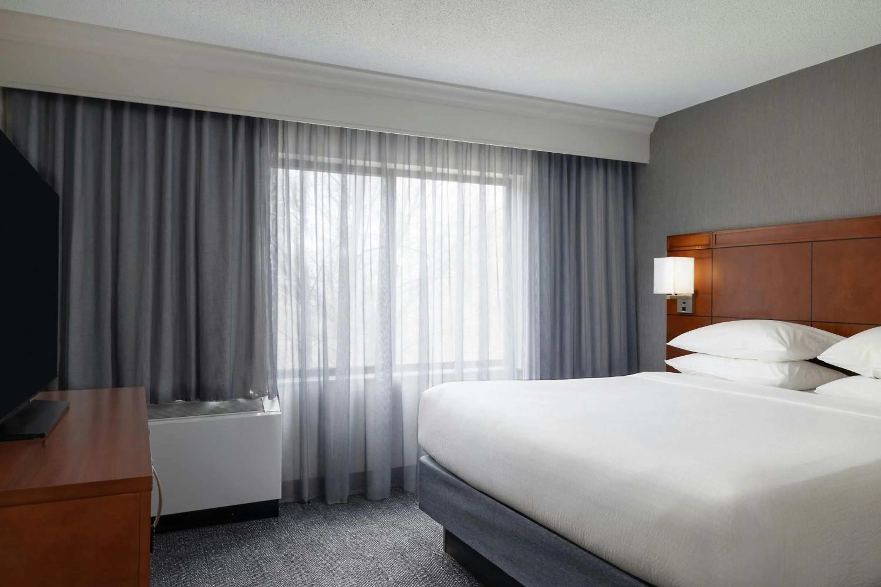 Photo of the whole room, Bed in Courtyard Burlington Williston