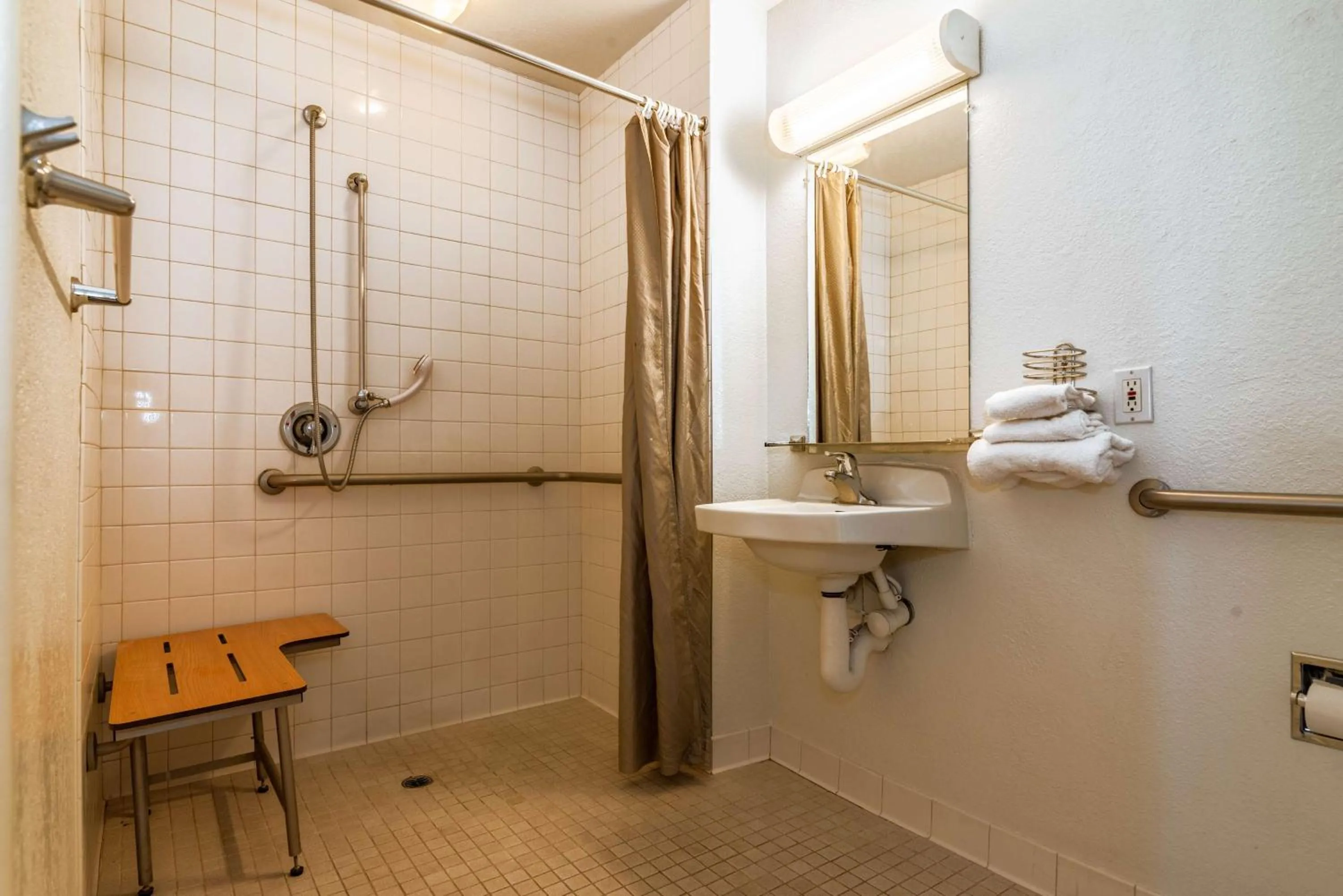 Bathroom in Motel 6-Palm Springs, CA - East - Palm Canyon