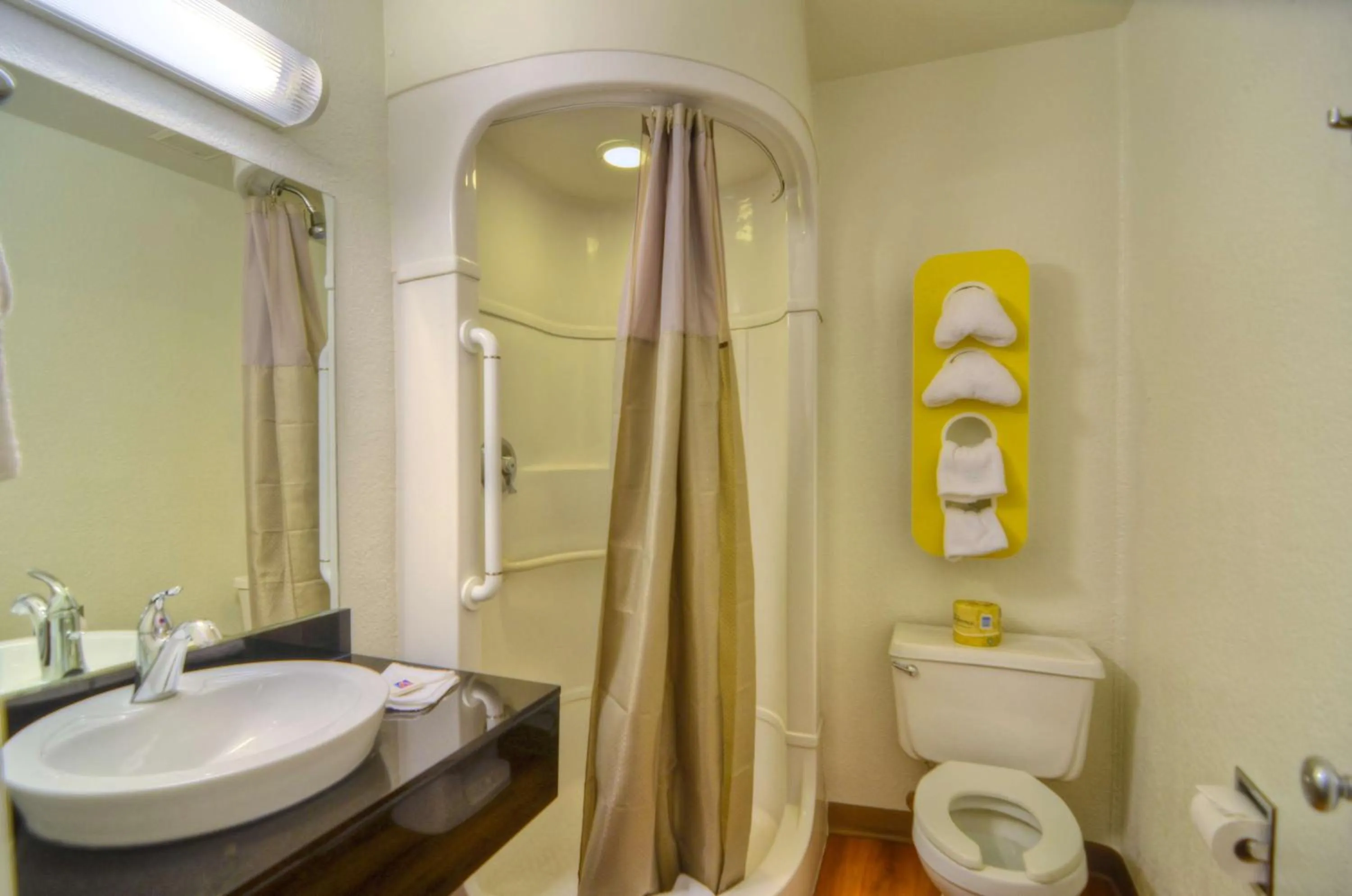 Bathroom in Motel 6-Palm Springs, CA - East - Palm Canyon