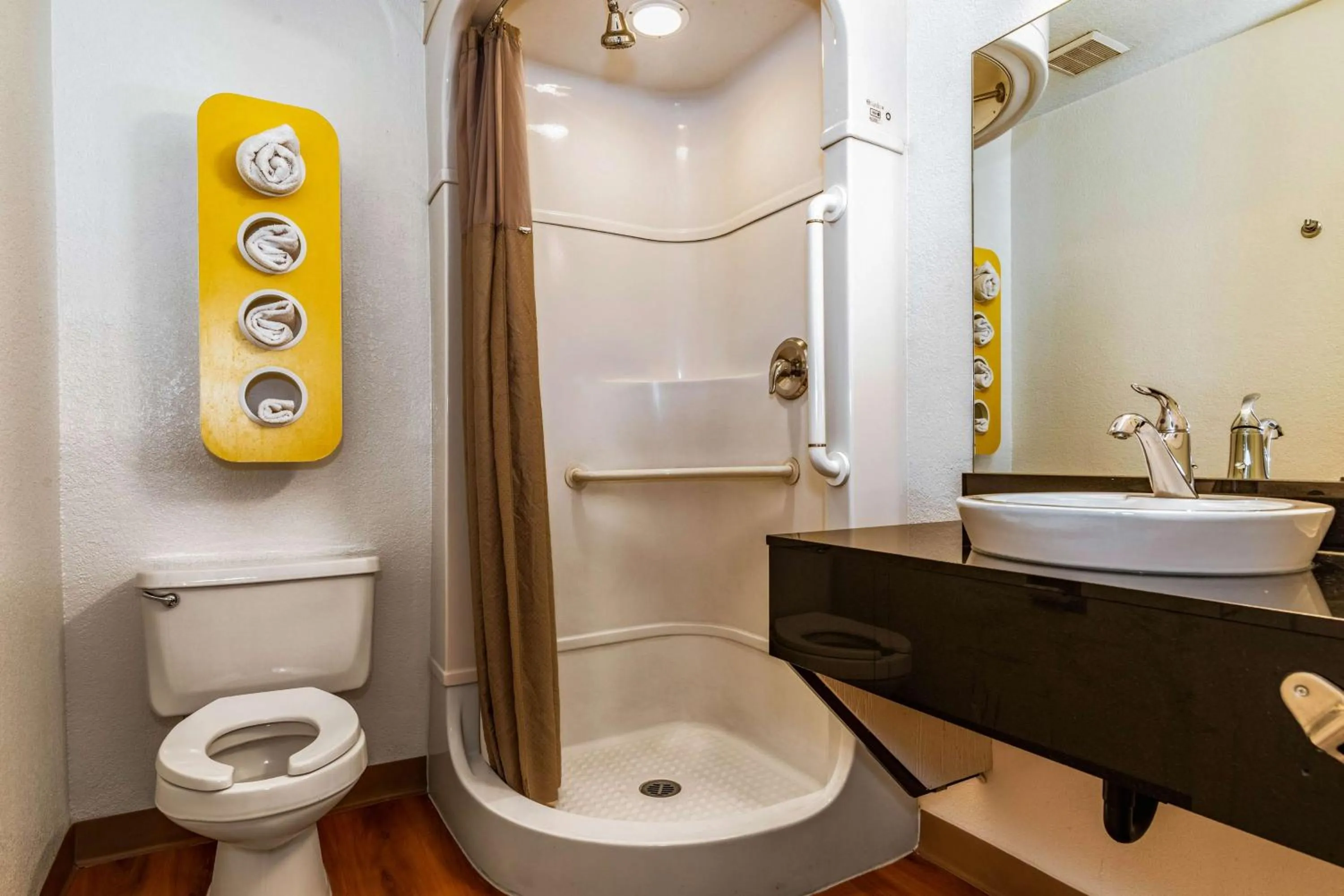 Bathroom in Motel 6-Palm Springs, CA - East - Palm Canyon