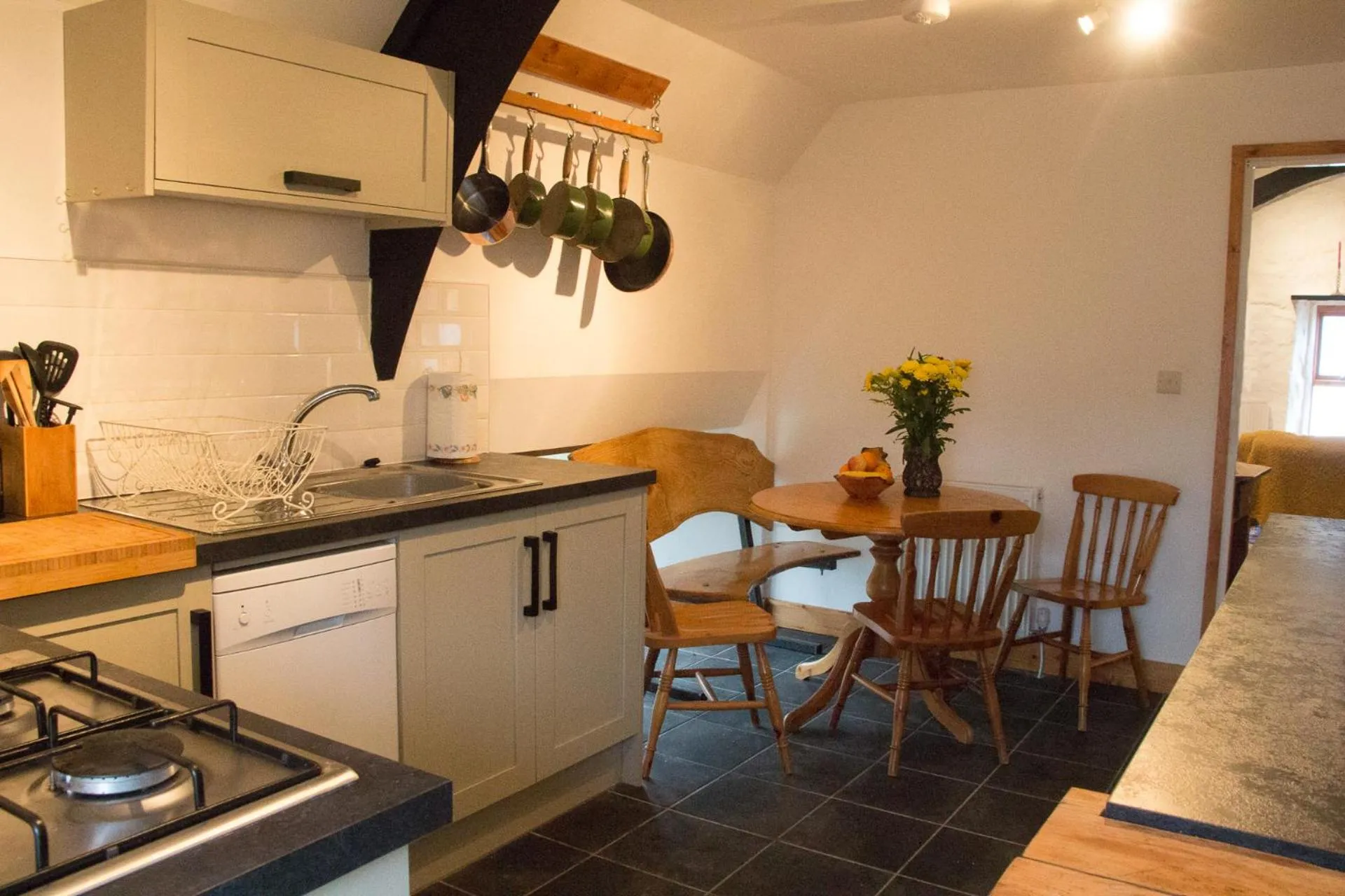 Kitchen or kitchenette in James John Hamilton House and backpacker hostel