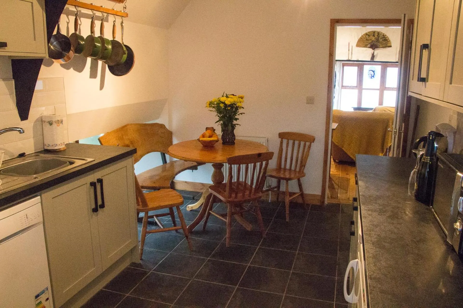Kitchen or kitchenette in James John Hamilton House and backpacker hostel